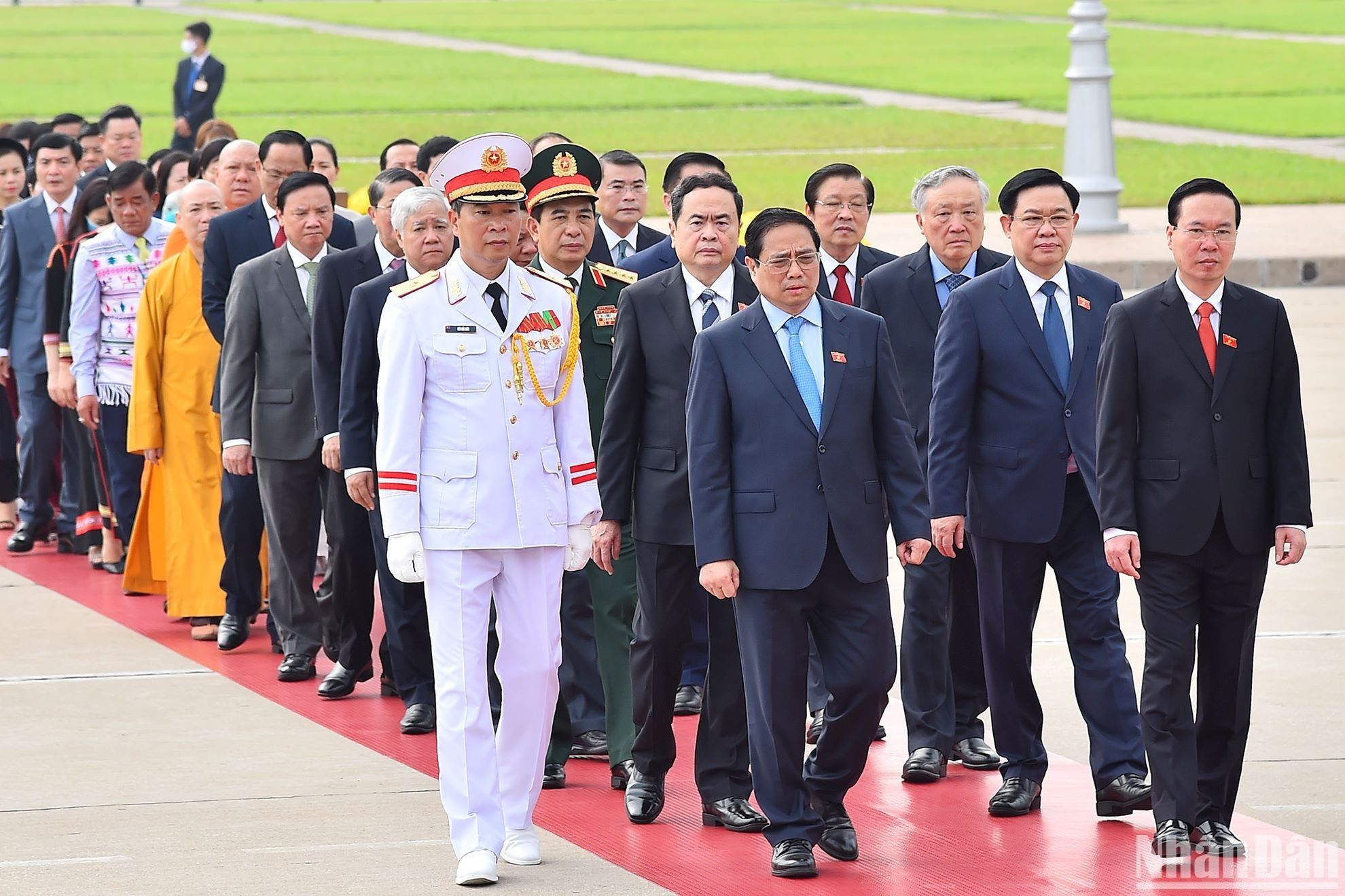 El presidente Vo Van Thuong, el primer ministro Pham Minh Chinh, el presidente de la Asamblea Nacional, Vuong Dinh Hue y los dirigentes del Partido y Estado rinden homenaje al héroe nacional de Vietnam, antes de la inauguración del quinto periodo de sesiones del Parlamento. El presidente Vo Van Thuong, el primer ministro Pham Minh Chinh, el presidente de la Asamblea Nacional, Vuong Dinh Hue y los dirigentes del Partido y Estado rinden homenaje al héroe nacional de Vietnam, antes de la inauguración del quinto periodo de sesiones del Parlamento.