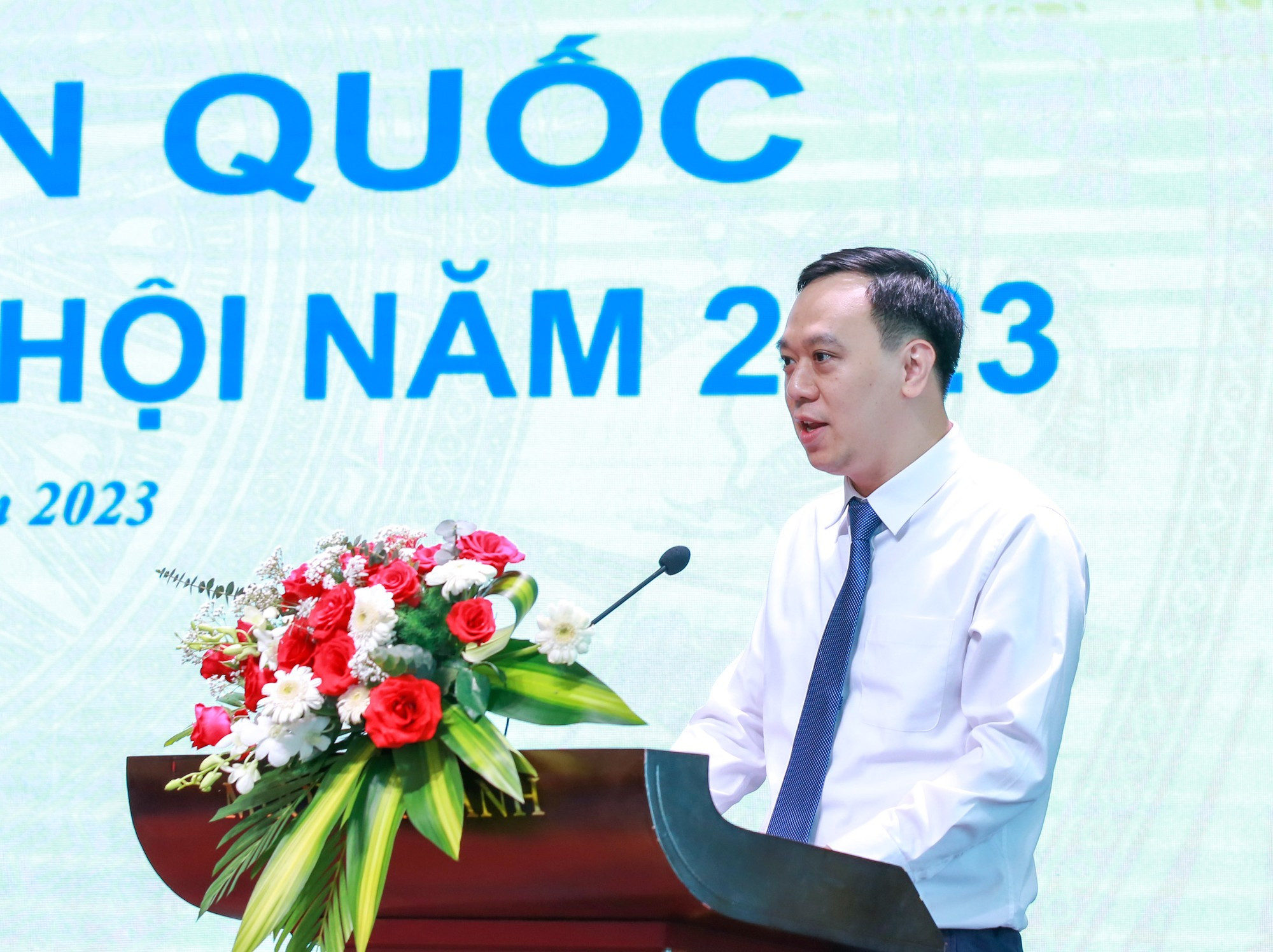 El periodista Ngo Viet Anh, subjefe de la versión digital del diario Nhan Dan, presenta el tema “Transformación digital de las actividades periodísticas para mejorar la eficiencia de la comunicación”.