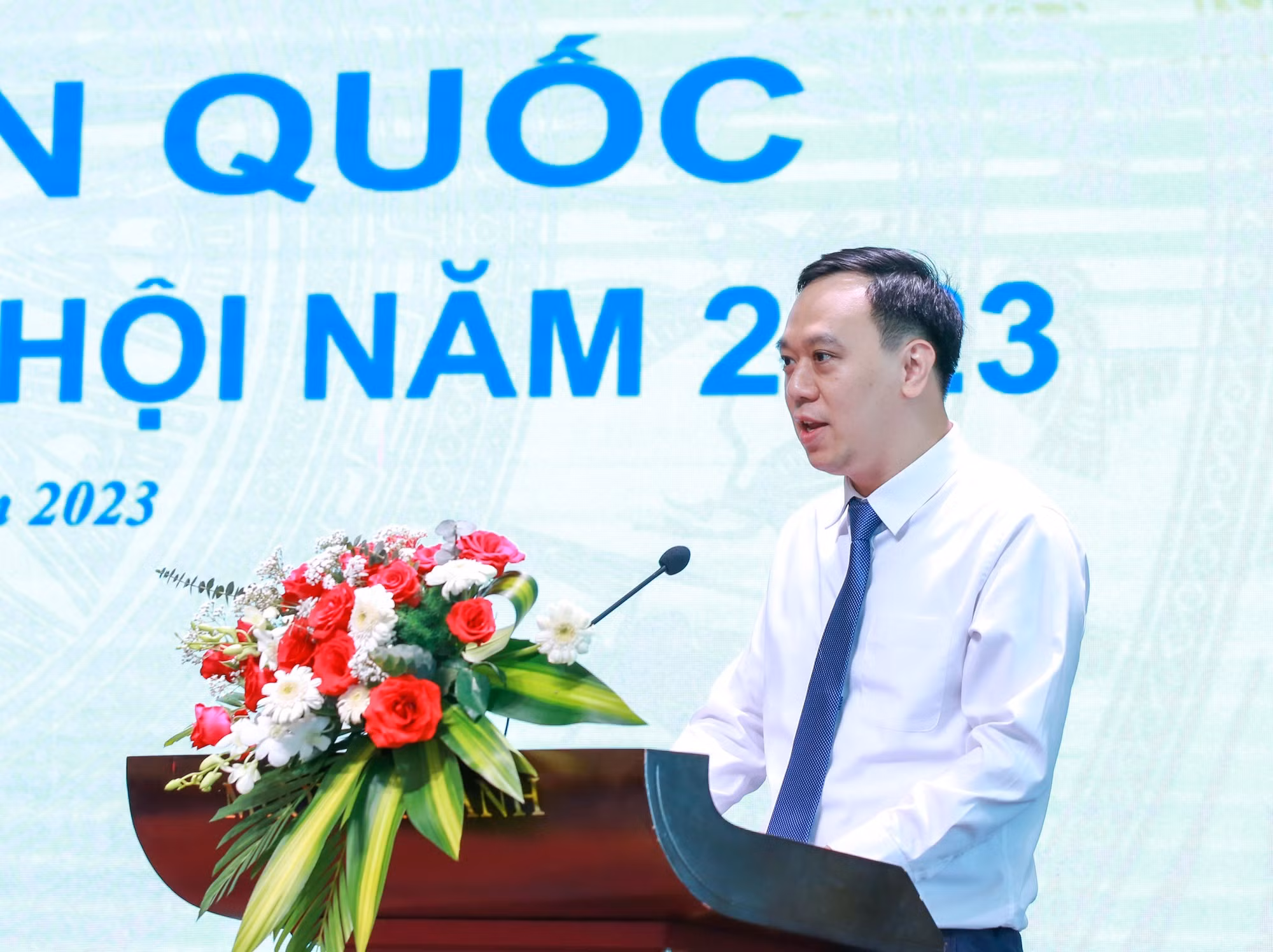El periodista Ngo Viet Anh, subjefe de la versión digital del diario Nhan Dan, presenta el tema “Transformación digital de las actividades periodísticas para mejorar la eficiencia de la comunicación”.