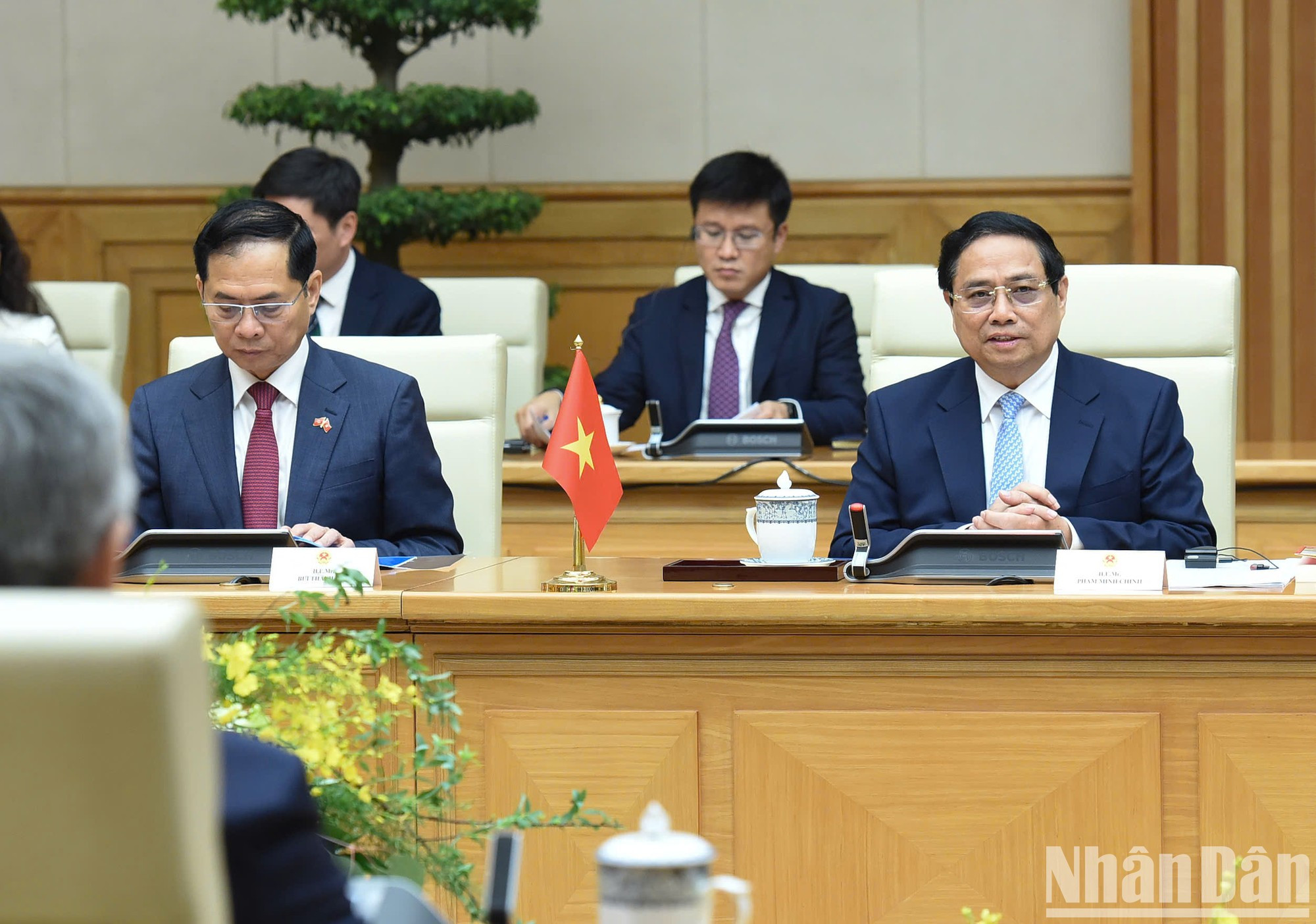 El primer ministro de Vietnam, Pham Minh Chinh (derecha), habla en la reunión con su par de Kirguistán.