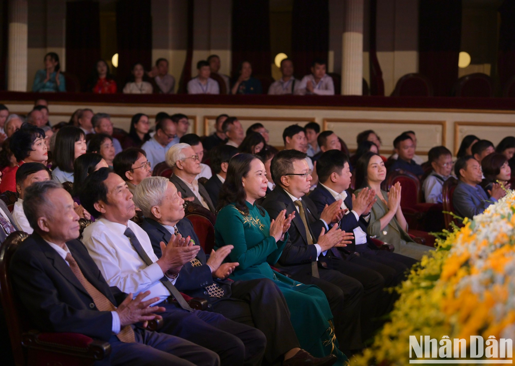 La vicepresidenta de Vietnam, Vo Thi Anh Xuan, el presidente-editor del periódico Nhan Dan, Le Quoc Minh, y asistentes a la ceremonia.
