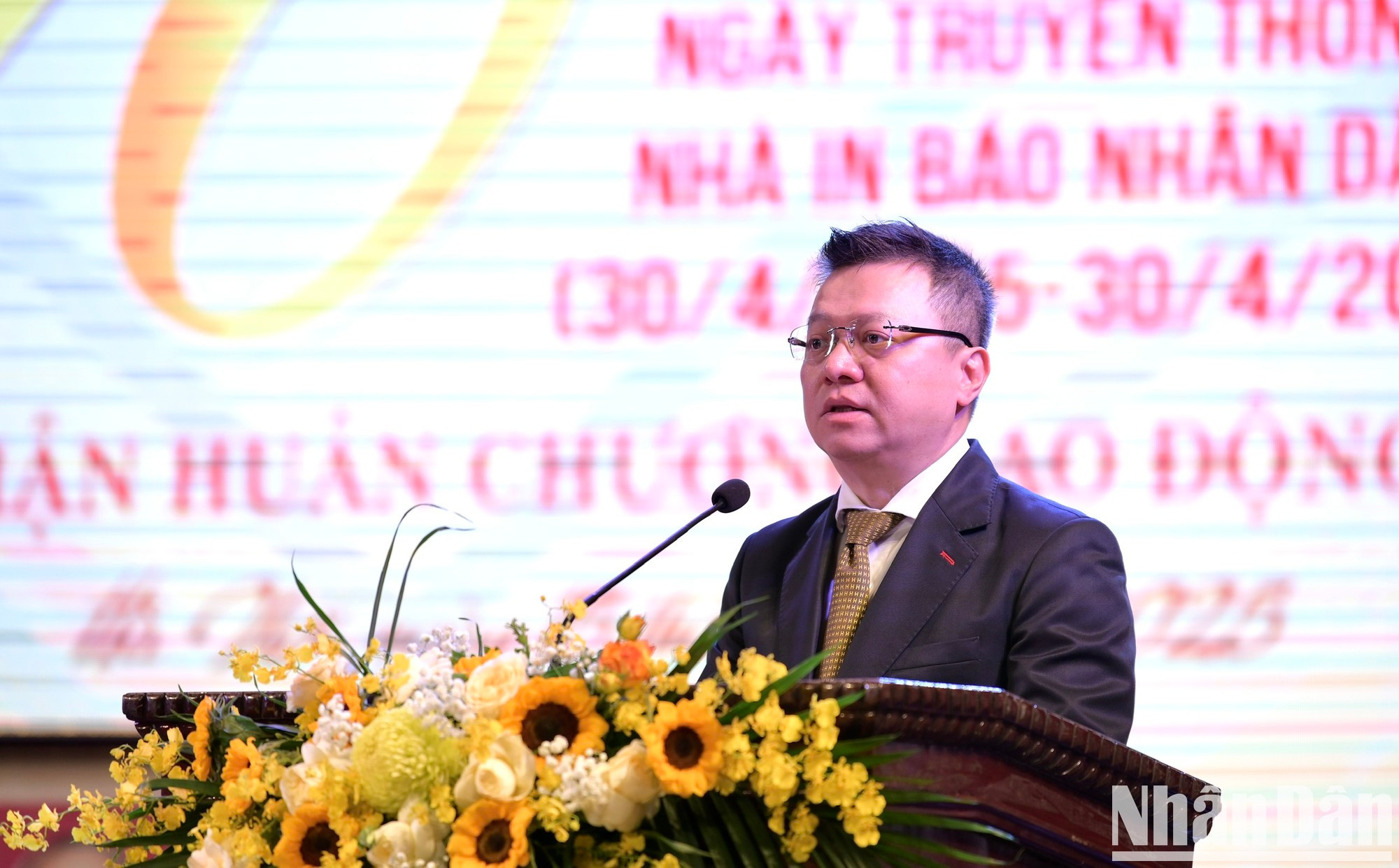 El presidente-editor de Nhan Dan, Le Quoc Minh, habla en el acto.