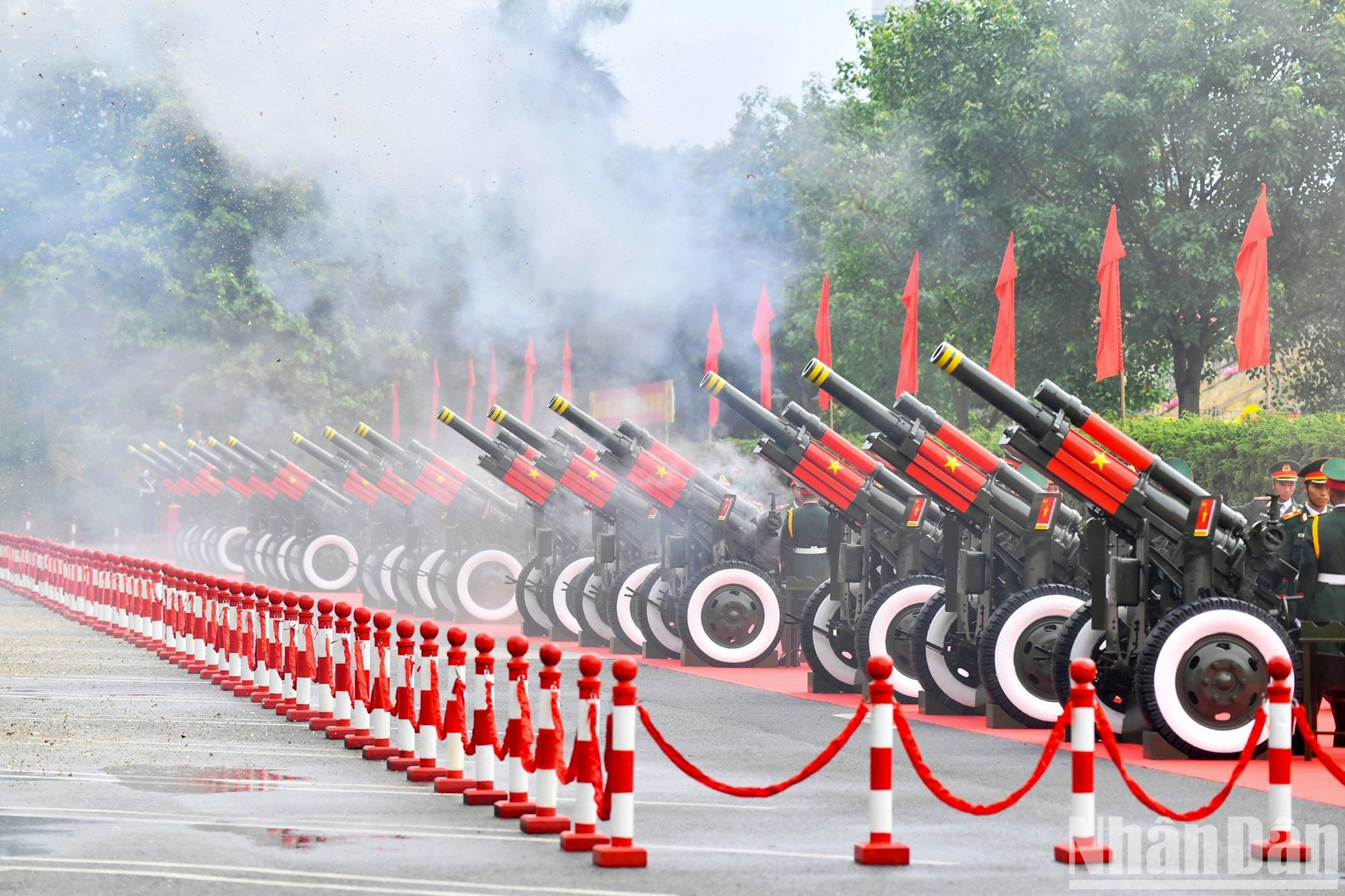 El disparo de 21 cañonazos en el acto de recibimiento.