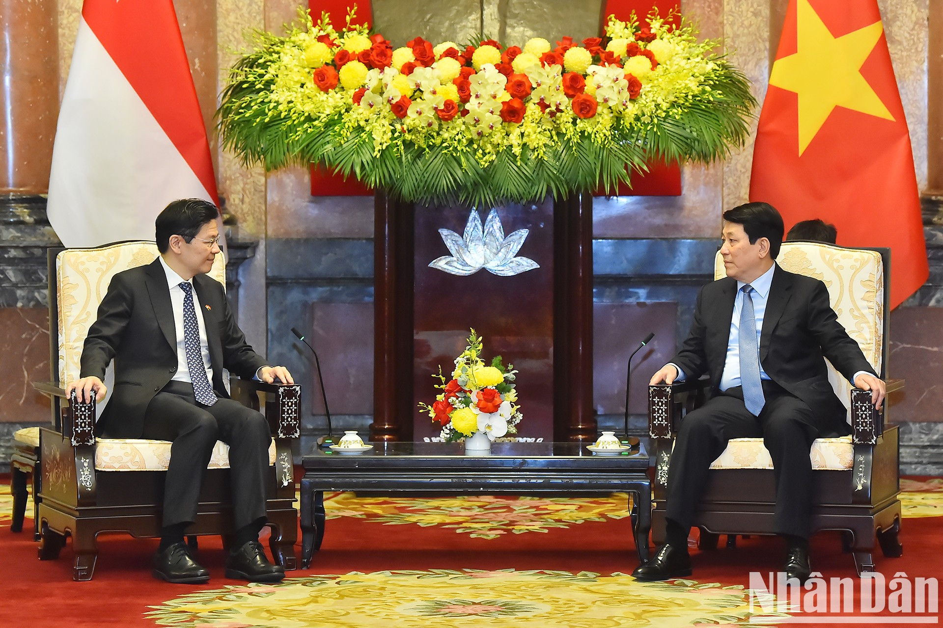 El presidente vietnamita Luong Cuong conversa con el premier singapurense Lawrence Wong.
