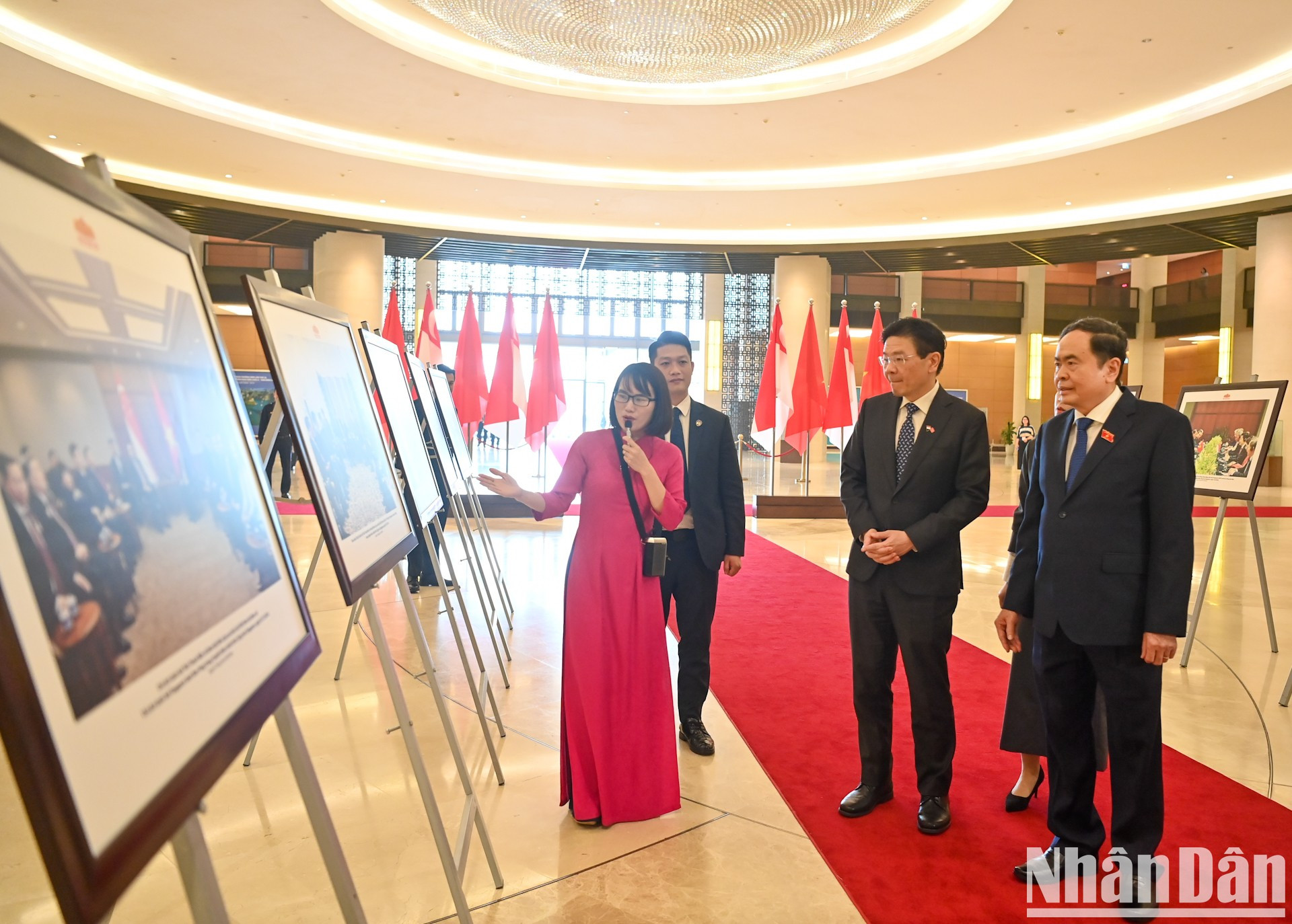 Los dos dirigentes visitan una exposición fotográfica sobre la cooperación entre ambos países.