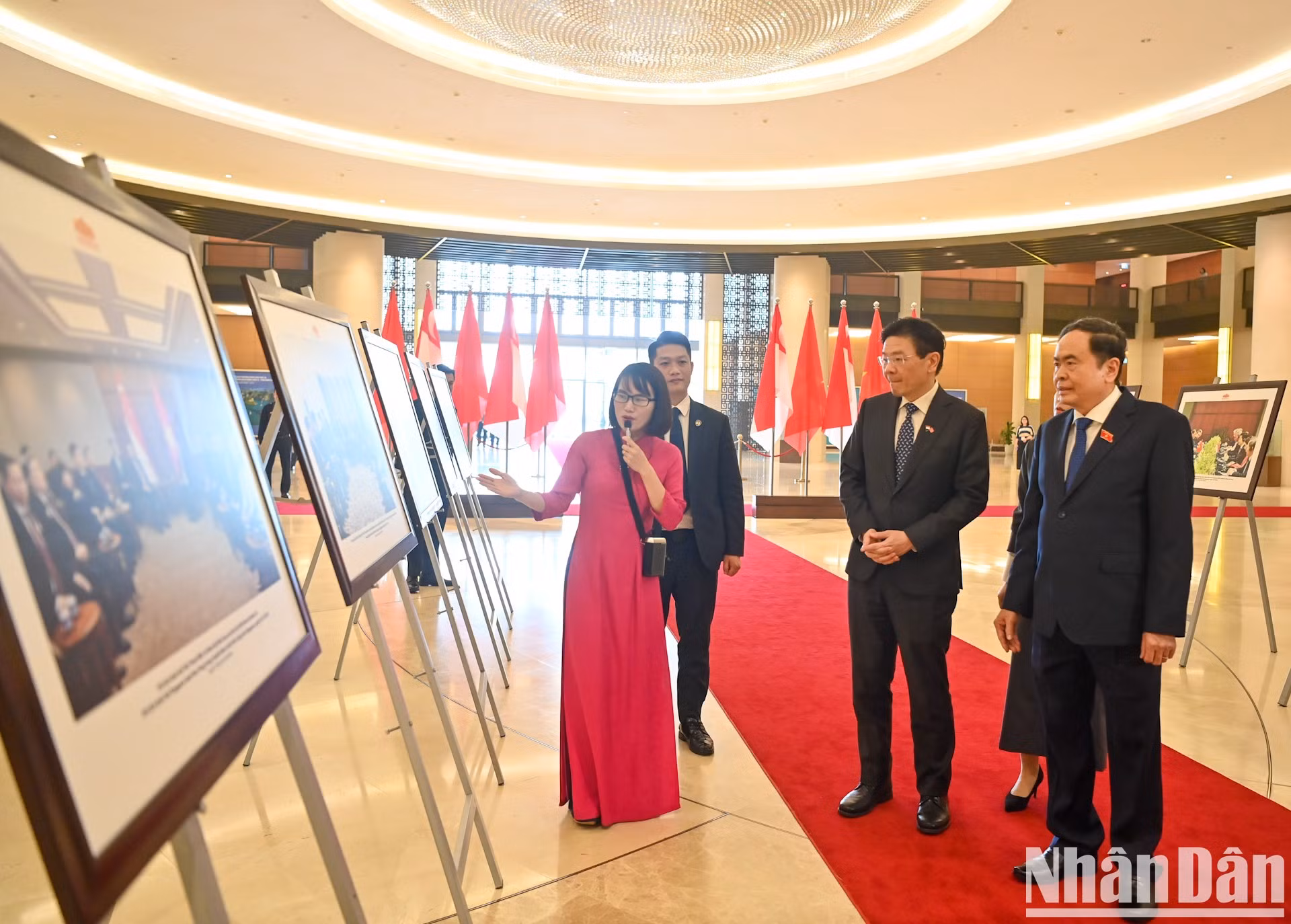 Los dos dirigentes visitan una exposición fotográfica sobre la cooperación entre ambos países.