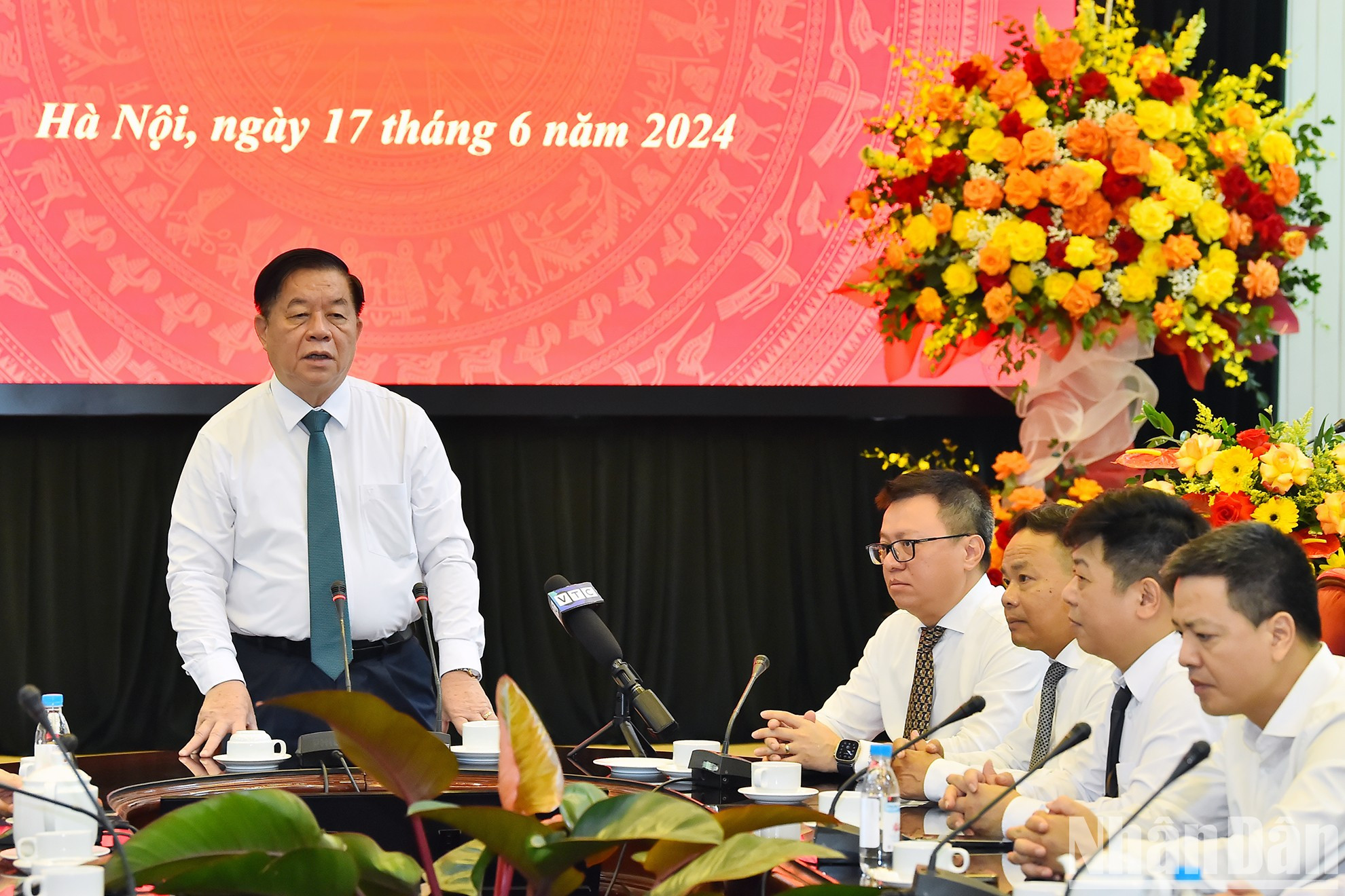 Nghia reconoció y apreció los resultados del trabajo de difusión que el periódico Nhan Dan logró en los últimos tiempos, especialmente la campaña de comunicación para conmemorar el 70 aniversario de la victoria de Dien Bien Phu.