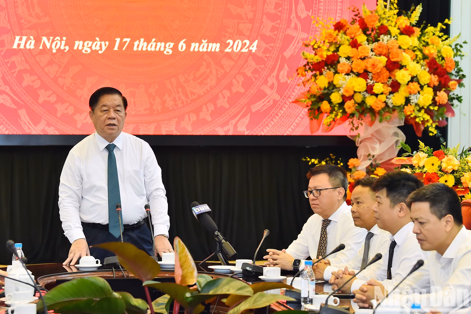 Nghia reconoció y apreció los resultados del trabajo de difusión que el periódico Nhan Dan logró en los últimos tiempos, especialmente la campaña de comunicación para conmemorar el 70 aniversario de la victoria de Dien Bien Phu.