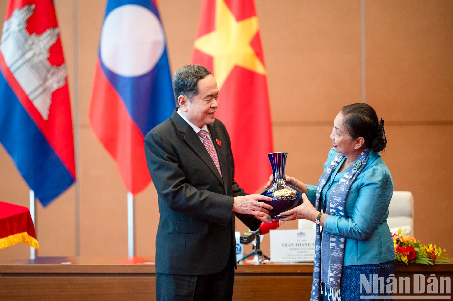 El presidente de la Asamblea Nacional de Vietnam, Tran Thanh Man, entrega regalo de recuerdo a la vicepresidenta de la Unión de Mujeres Camboyanas para la Paz y el Desarrollo, Chau Bun Eng. El presidente de la Asamblea Nacional de Vietnam, Tran Thanh Man, entrega regalo de recuerdo a la vicepresidenta de la Unión de Mujeres Camboyanas para la Paz y el Desarrollo, Chau Bun Eng.