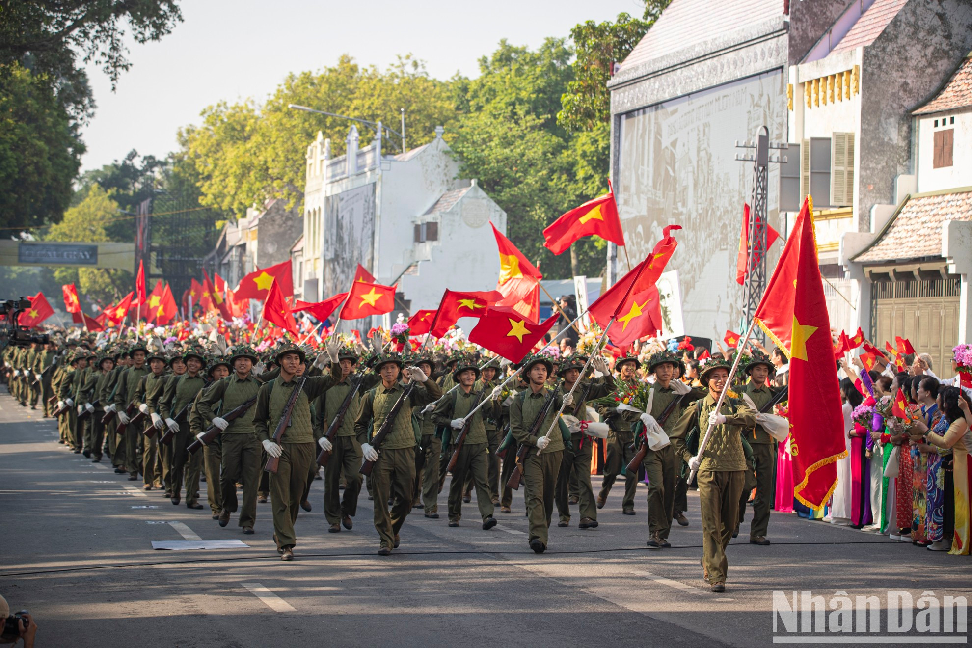 Se recrea en el escenario la imagen del puente de Long Bien, por donde pasó el ejército para avanzar hacia la capital, o la del asta de la bandera de Hanói, donde ondeó la bandera nacional durante la primera ceremonia de izamiento de la bandera el 10 de octubre de 1954.
