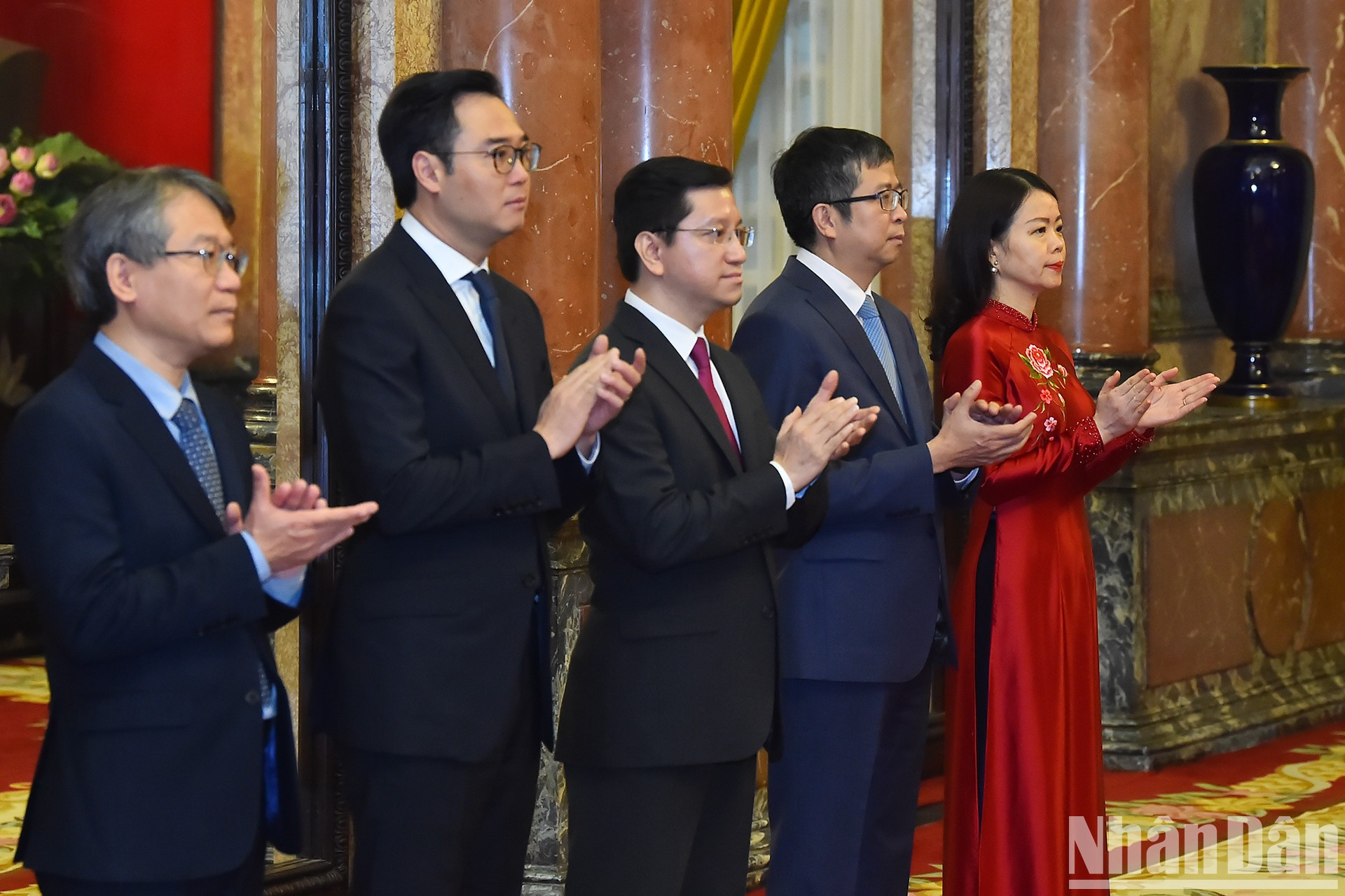 Al acto asisten los vicecancilleres Nguyen Minh Hang (primero, a la derecha) y Pham Thanh Binh (segundo, a la derecha), así como otros funcionarios. Al acto asisten los vicecancilleres Nguyen Minh Hang (primero, a la derecha) y Pham Thanh Binh (segundo, a la derecha), así como otros funcionarios.