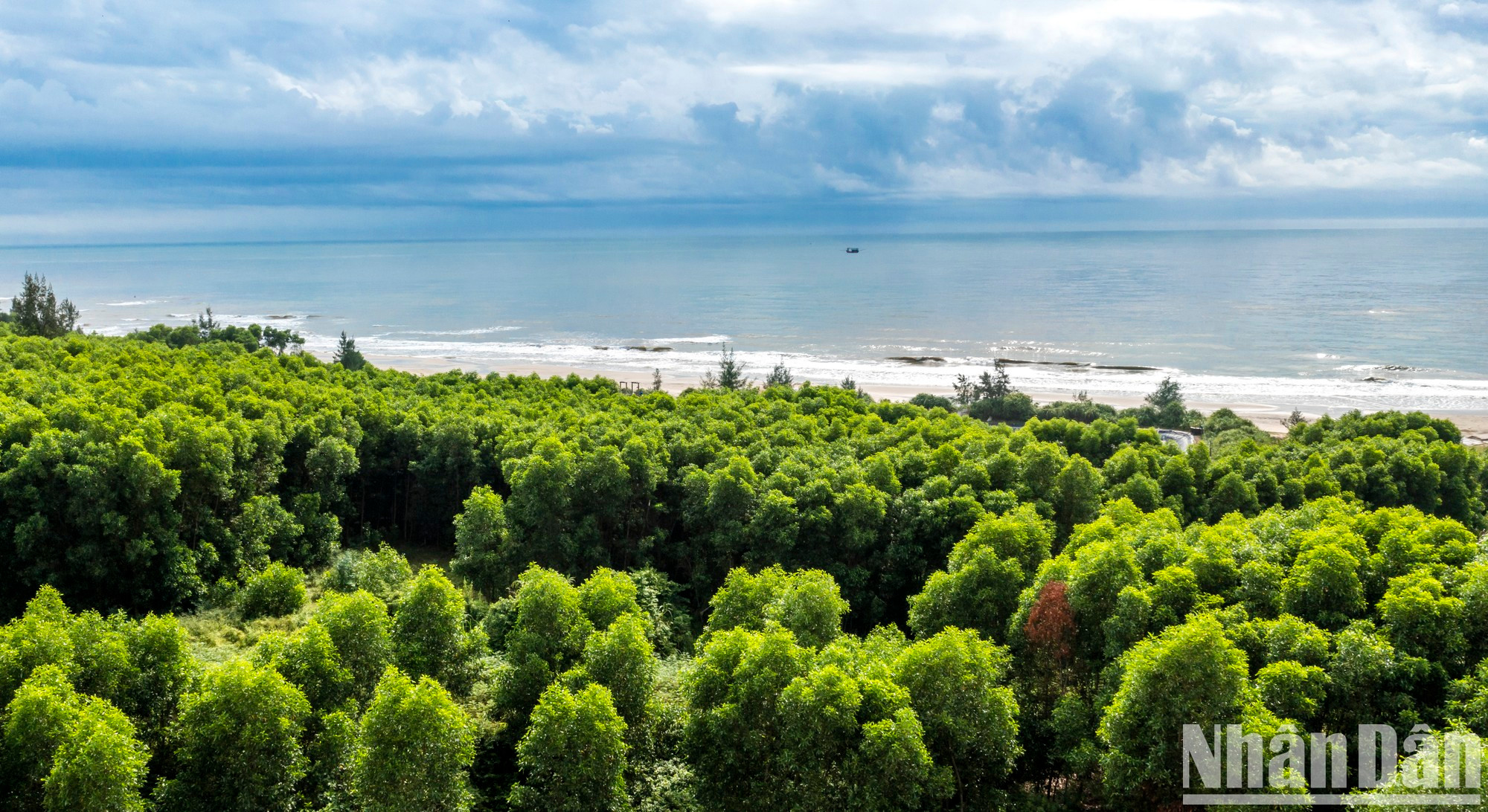 La playa de Cua Tung, con una extensión de 14,5 kilómetros, tiene mucho potencial turístico. La playa de Cua Tung, con una extensión de 14,5 kilómetros, tiene mucho potencial turístico.