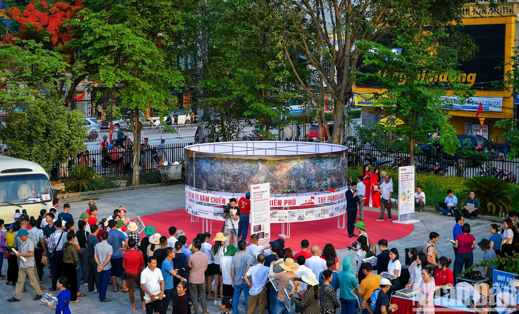 Una nutrida participación del público en la exhibición.