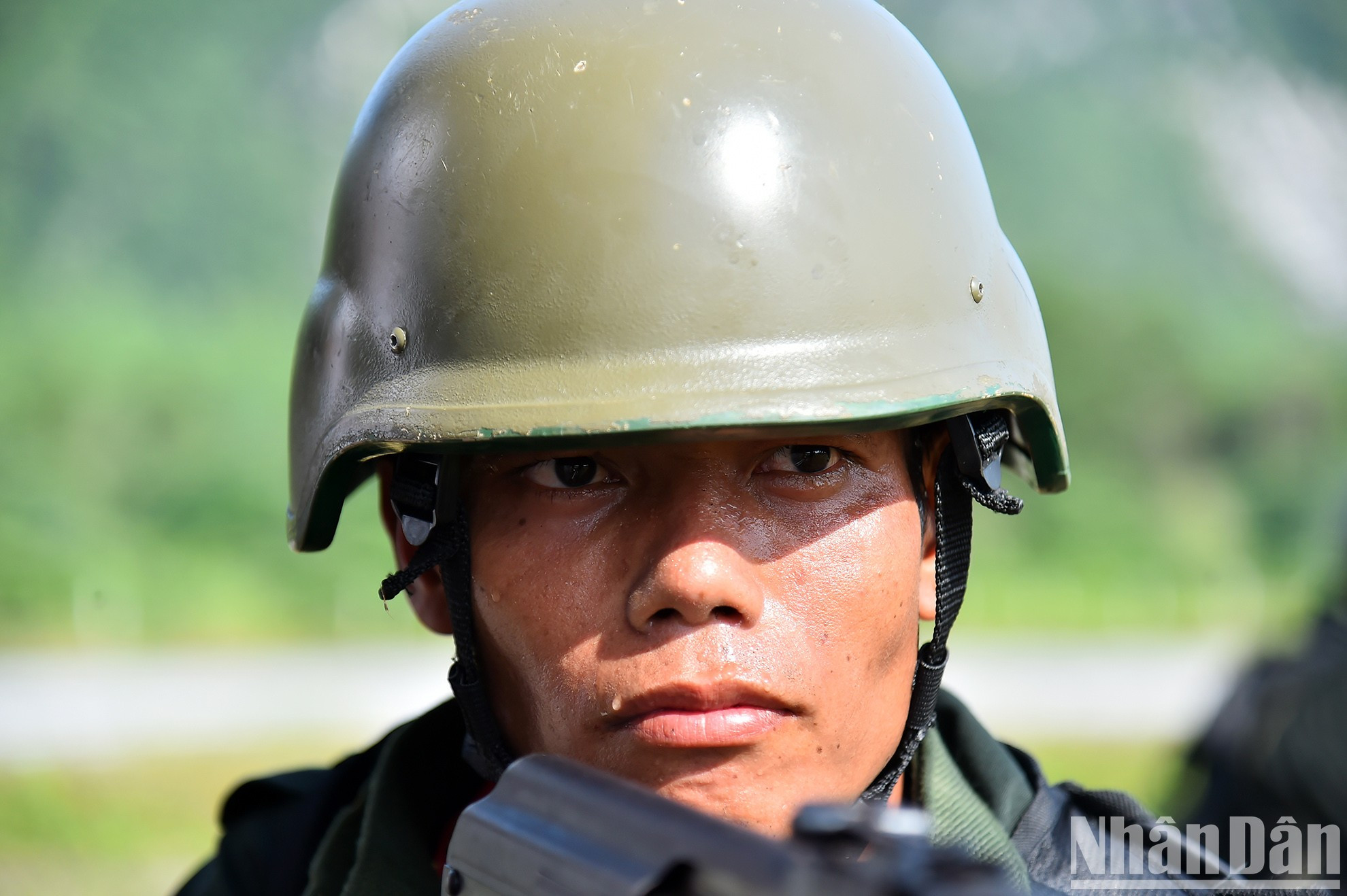 Ya sea bajo un calor extremo o bajo una lluvia torrencial en la montaña, durante casi dos meses los soldados de élite han mantenido una rigurosa actitud de entrenamiento y la máxima determinación para completar las situaciones dadas. Ya sea bajo un calor extremo o bajo una lluvia torrencial en la montaña, durante casi dos meses los soldados de élite han mantenido una rigurosa actitud de entrenamiento y la máxima determinación para completar las situaciones dadas.