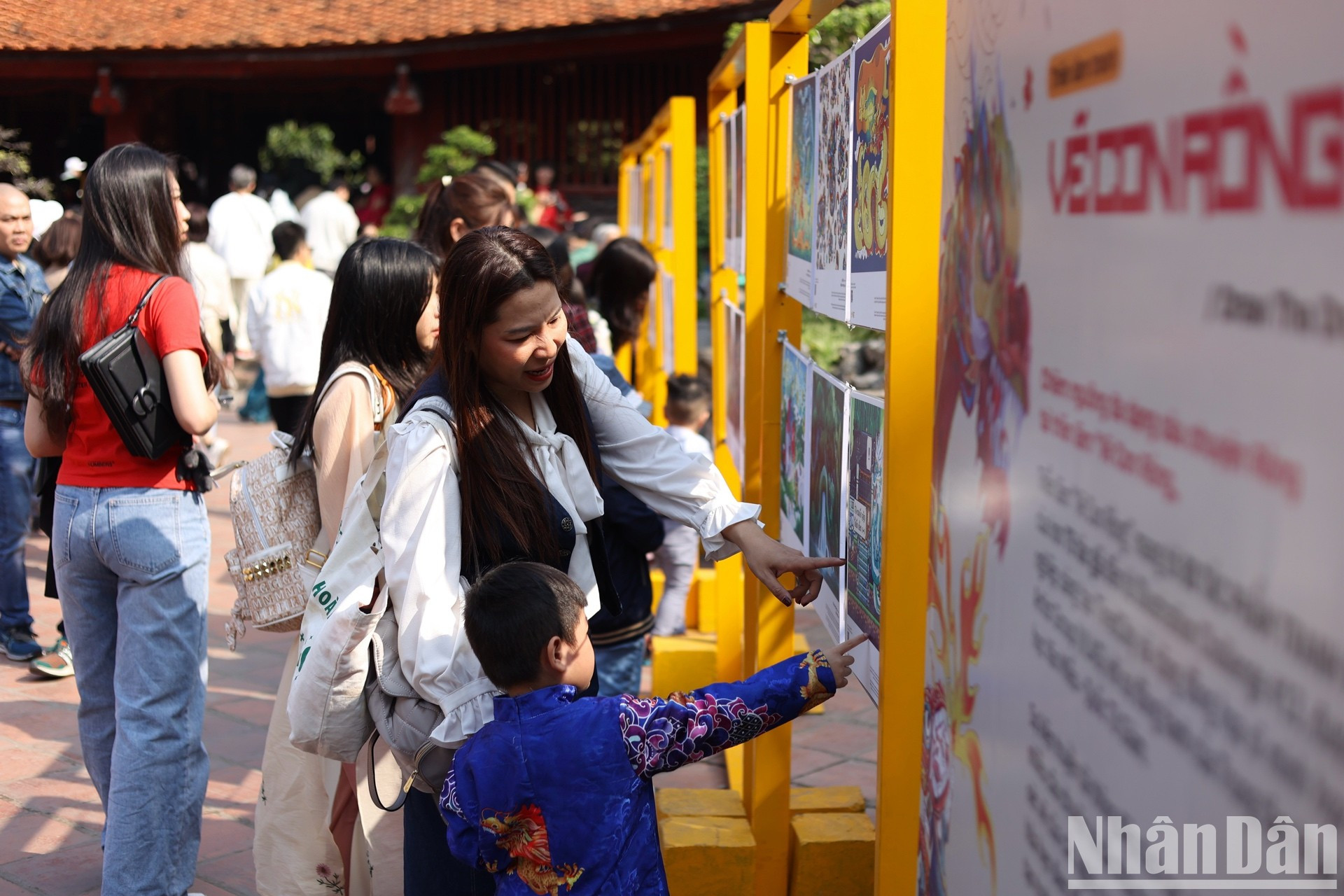 La exposición de pintura "Dibujando un Dragón" con 80 ilustraciones de más de 75 artistas. La exposición de pintura "Dibujando un Dragón" con 80 ilustraciones de más de 75 artistas.