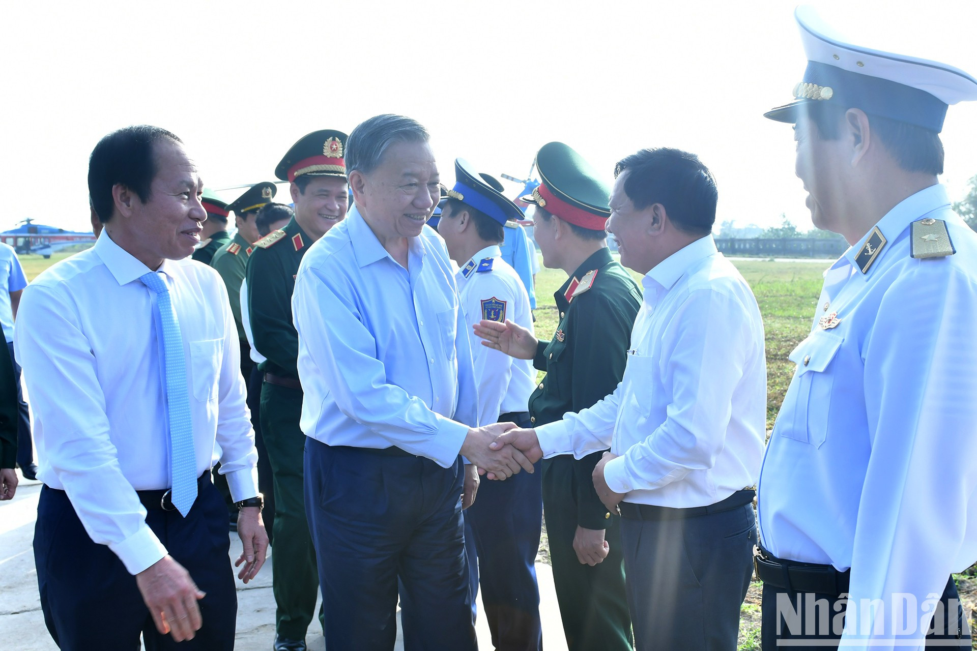 El secretario general del PCV, To Lam, saluda a los dirigentes de la isla.