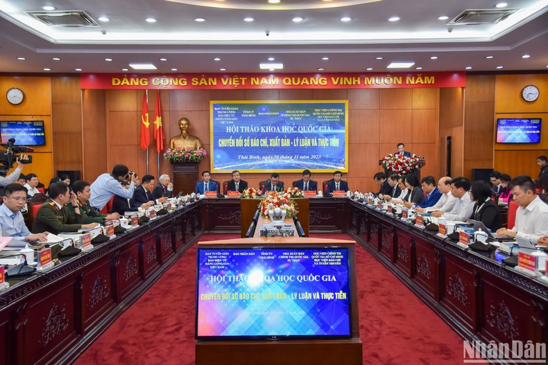 La cita cuenta con la participación de funcionarios que regulan el trabajo periodístico y editorial, expertos en enseñanza del periodismo y directores de medios de prensa y casas editoriales del país. (Foto: NHAT QUANG)