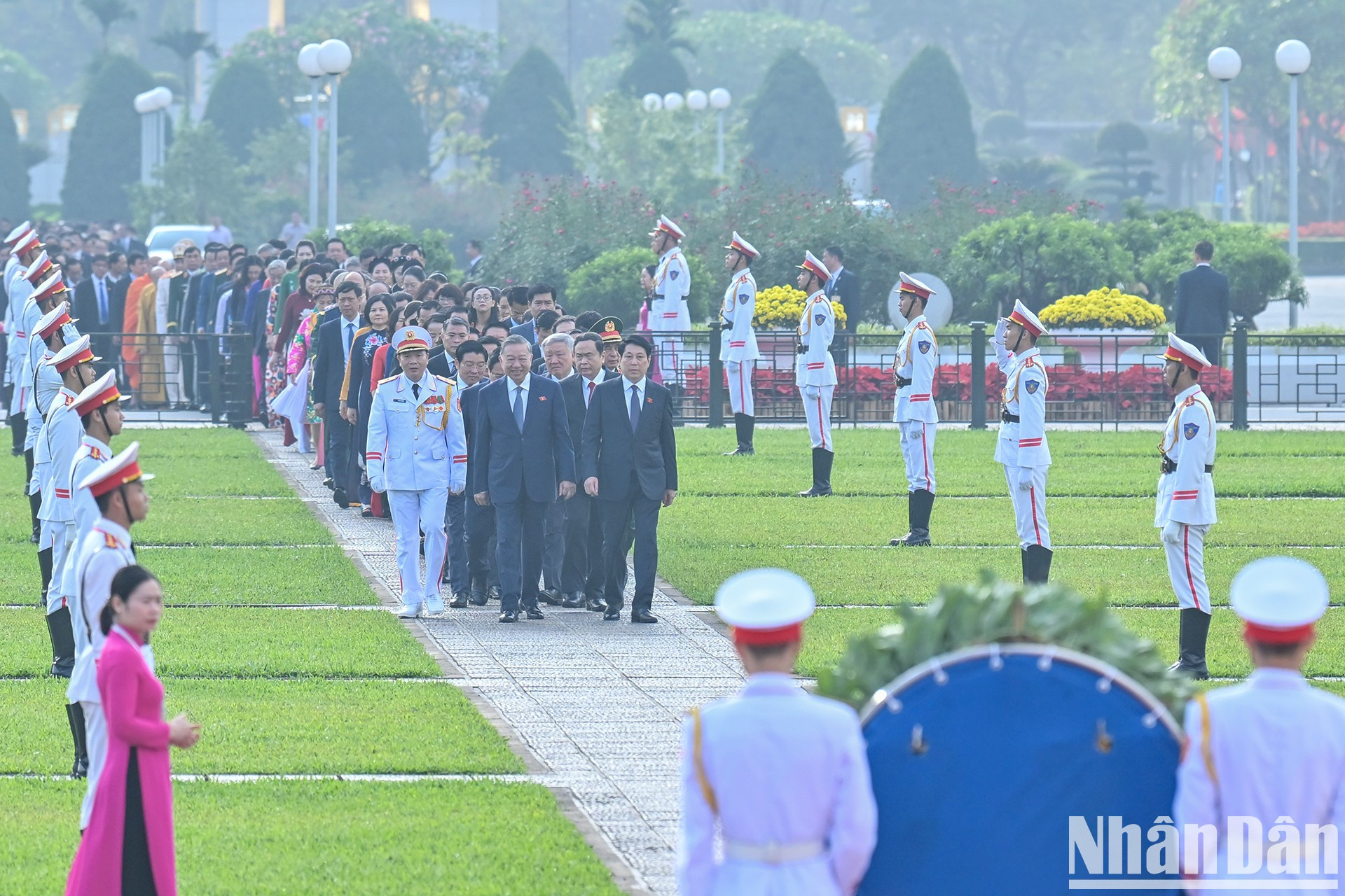 El secretario general del Partido Comunista de Vietnam, To Lam; el presidente del país, Luong Cuong; el primer ministro Pham Minh Chinh y el titular de la Asamblea Nacional de Vietnam, Tran Thanh Man, encabezan una delegación para rendir homenaje al Presidente Ho Chi Minh.