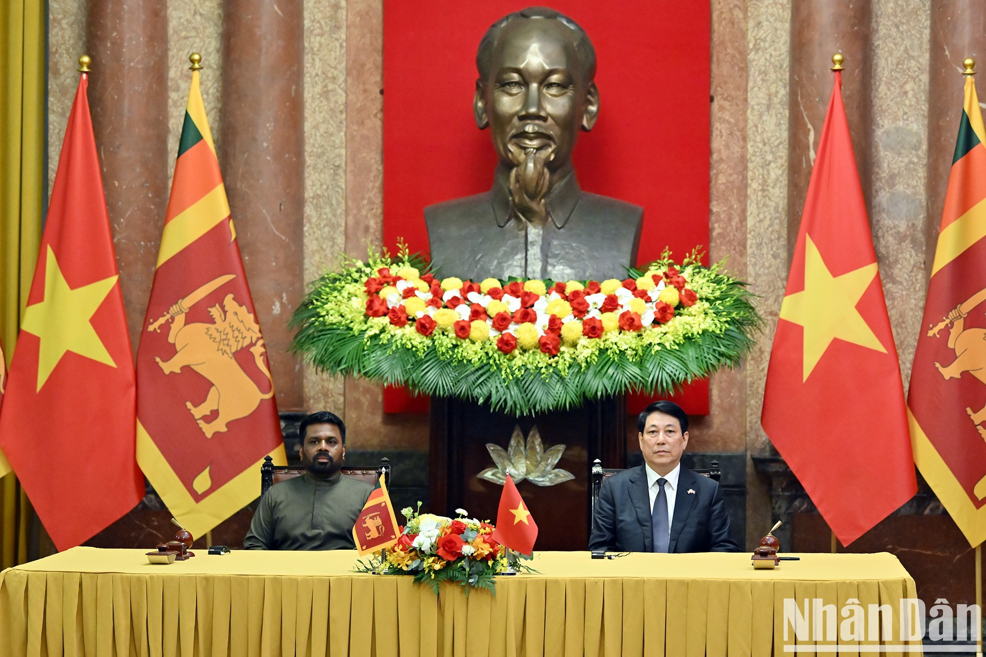 El presidente de Vietnam, Luong Cuong (derecha), y su homólogo de Sri Lanka, Anura Kumara Dissanayaka.