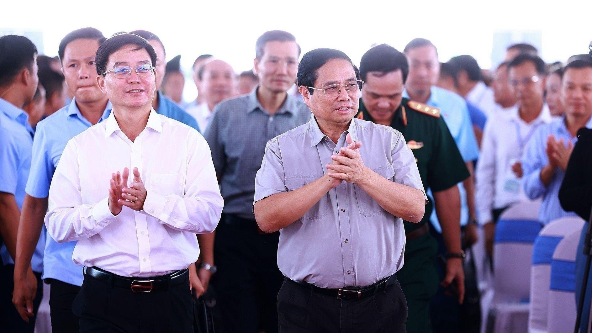 El premier vietnamita asiste a la ceremonia de lanzamiento.