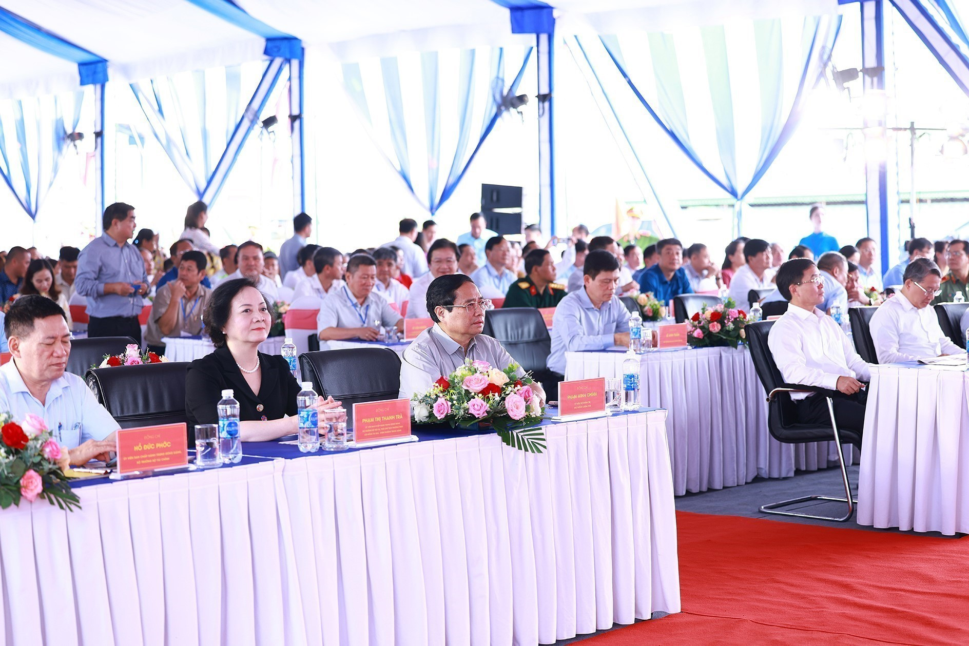 El premier Pham Minh Chinh y los delegados asisten al acto.