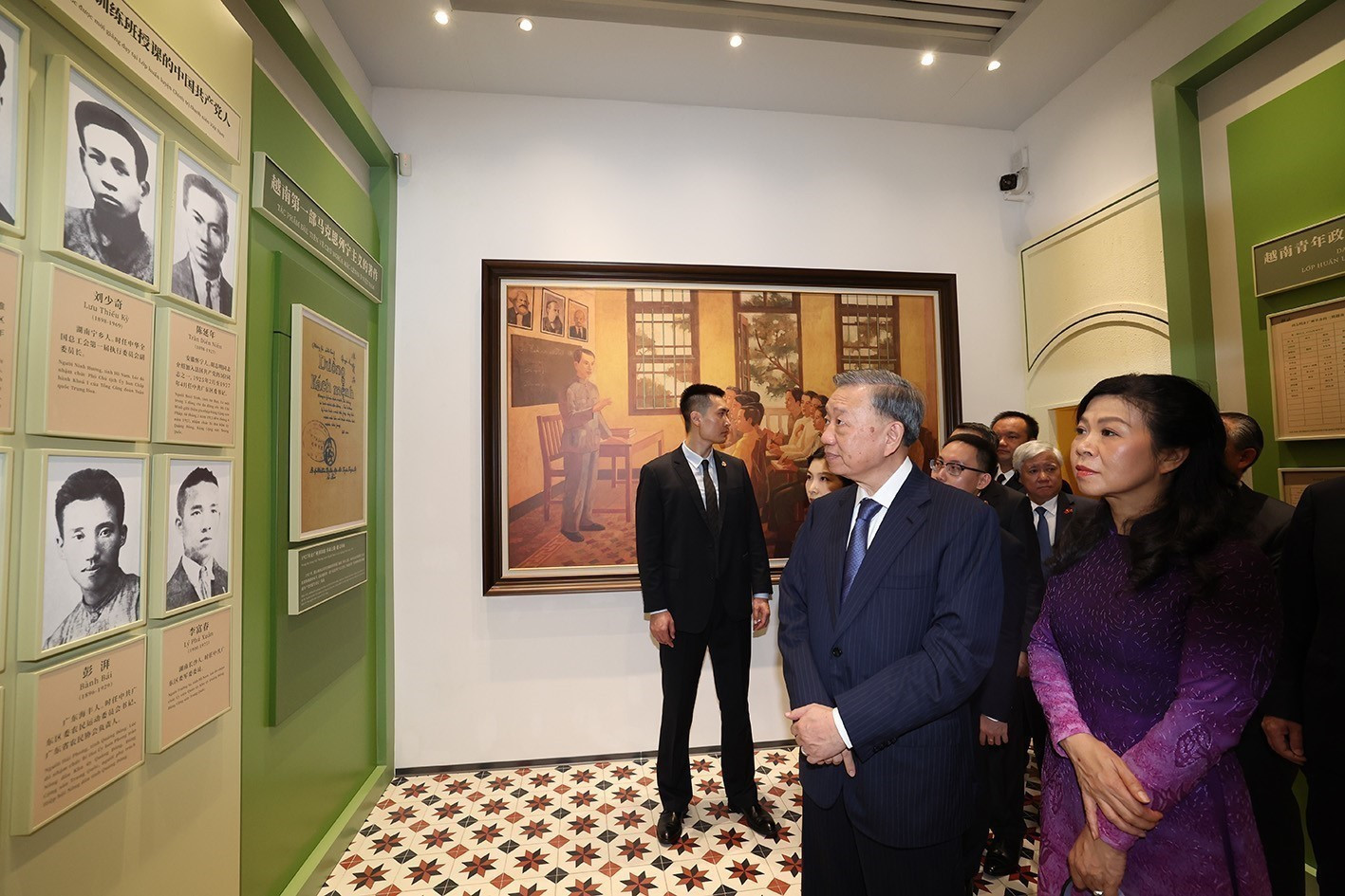 El máximo dirigente vietnamita To Lam visita la antigua sede de la Liga Juvenil Revolucionaria de Vietnam en la ciudad de Guangzhou. El máximo dirigente vietnamita To Lam visita la antigua sede de la Liga Juvenil Revolucionaria de Vietnam en la ciudad de Guangzhou.