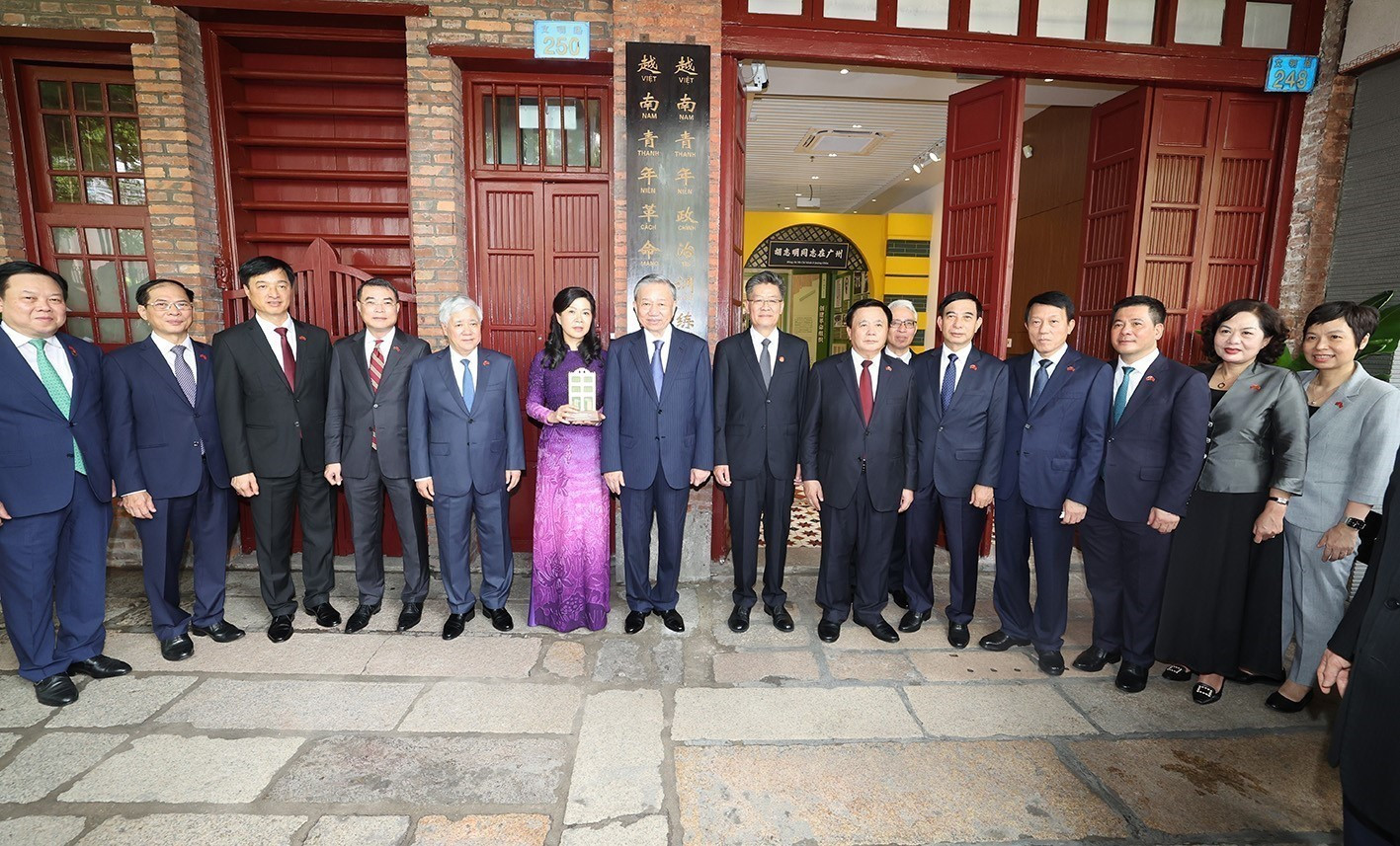 El secretario general del Partido Comunista y presidente de Vietnam, To Lam, y los delegados vietnamitas y chinos en el sitio. El secretario general del Partido Comunista y presidente de Vietnam, To Lam, y los delegados vietnamitas y chinos en el sitio.