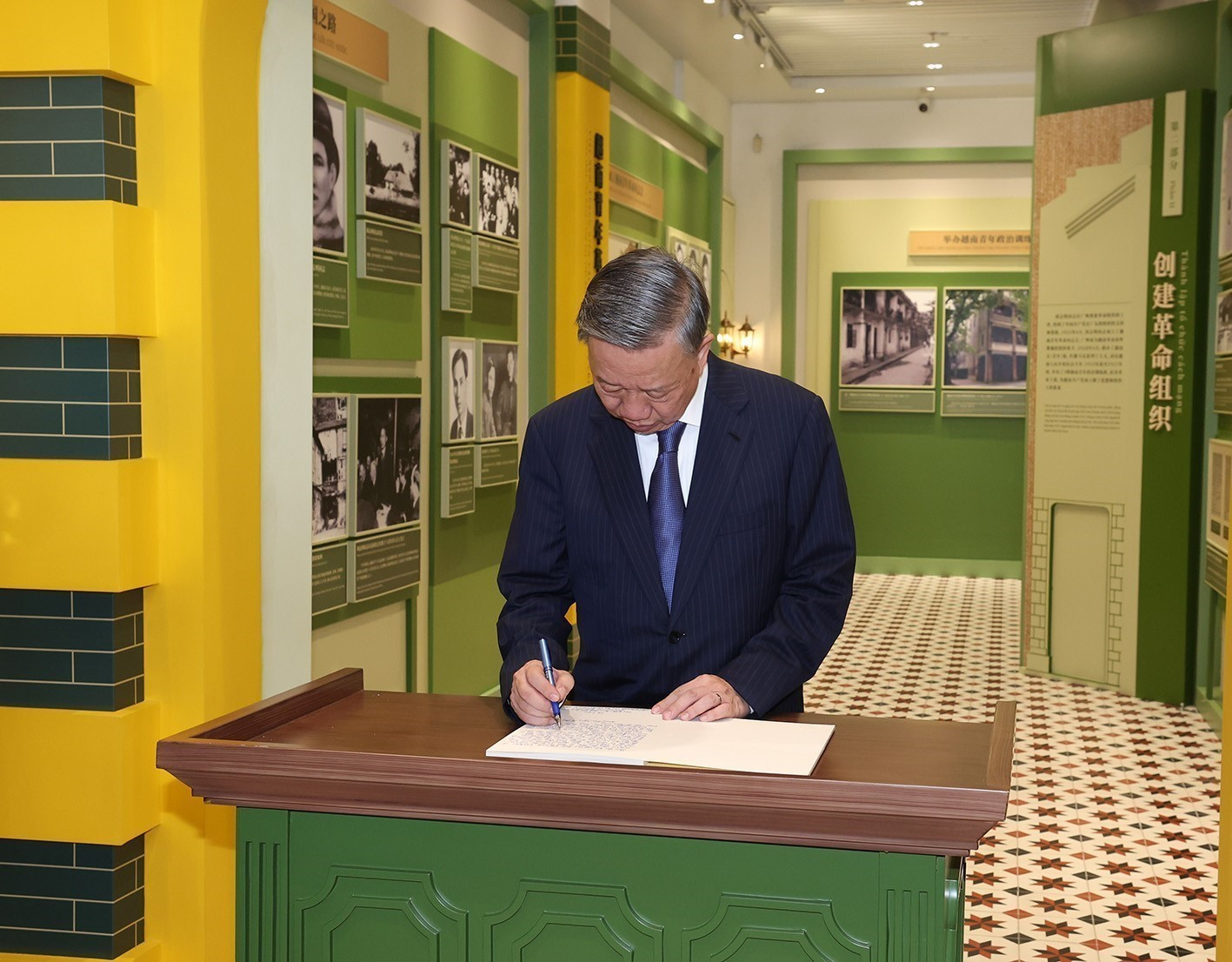 El secretario general del Partido Comunista y presidente de Vietnam, To Lam, deja sus impresiones en el Libro de las visitas expresando la emoción de la delegación vietnamita al visitar este sitio. El secretario general del Partido Comunista y presidente de Vietnam, To Lam, deja sus impresiones en el Libro de las visitas expresando la emoción de la delegación vietnamita al visitar este sitio.