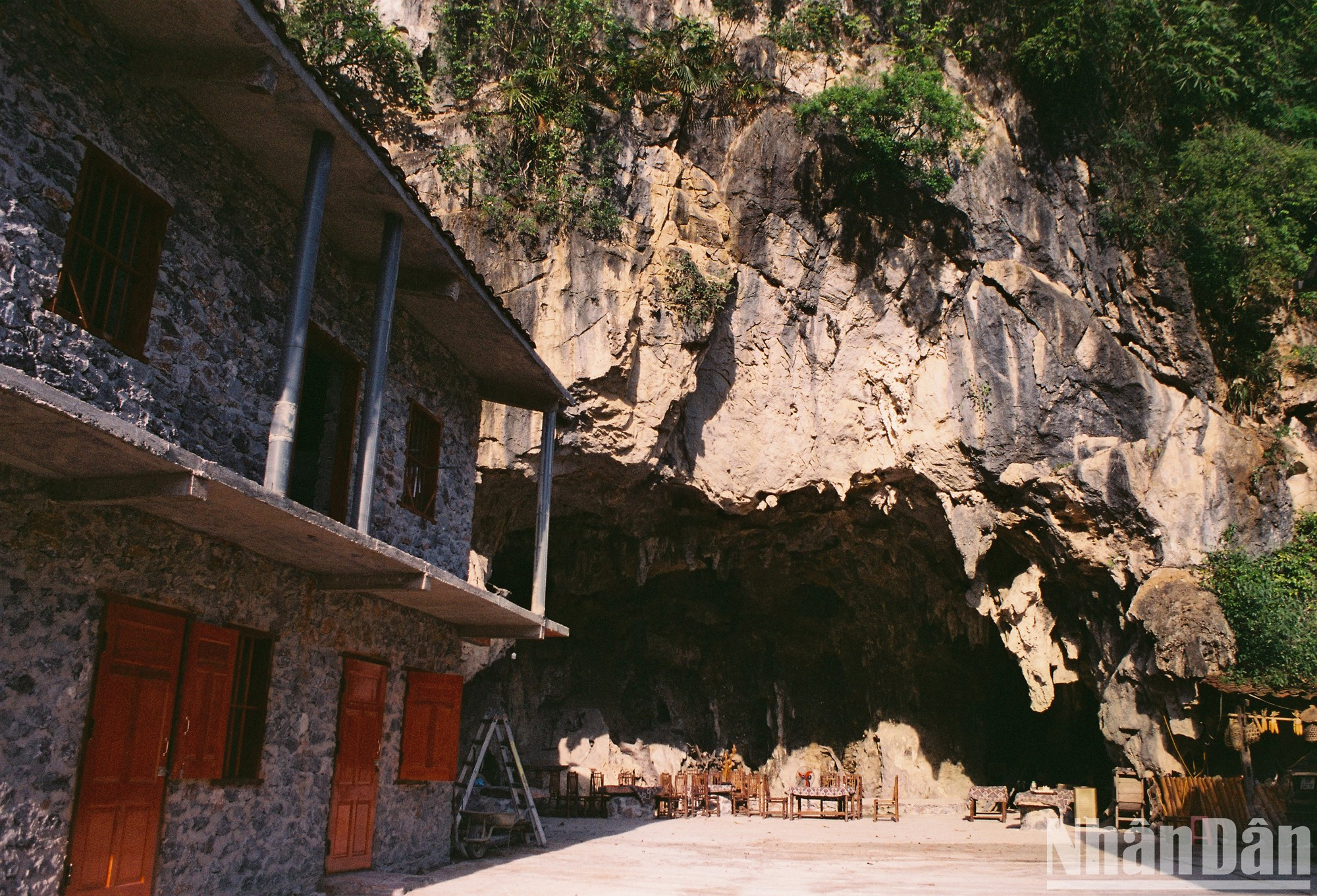 Sobre una superficie de una hectárea, Khuoi Ky se apoya en montañas de piedra caliza y frente a la tierra vacía.