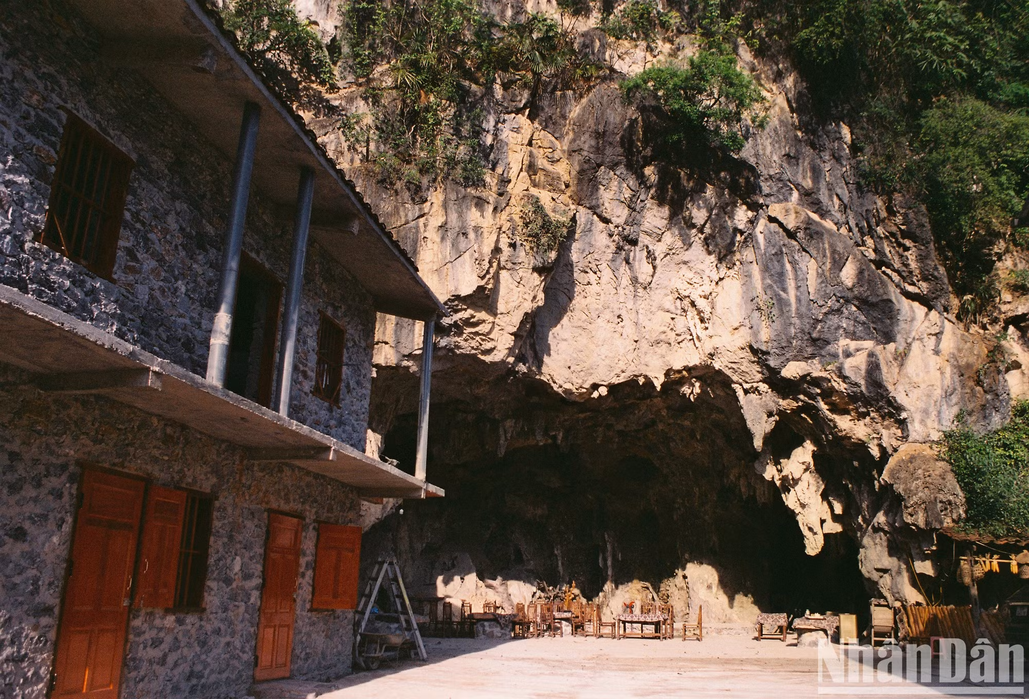Sobre una superficie de una hectárea, Khuoi Ky se apoya en montañas de piedra caliza y frente a la tierra vacía.