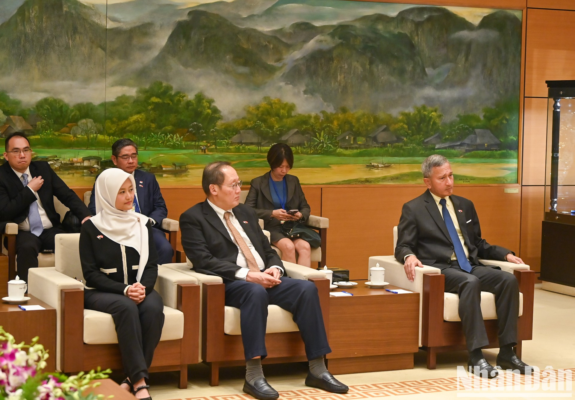 Delegados singapurenses acuden a la cita.