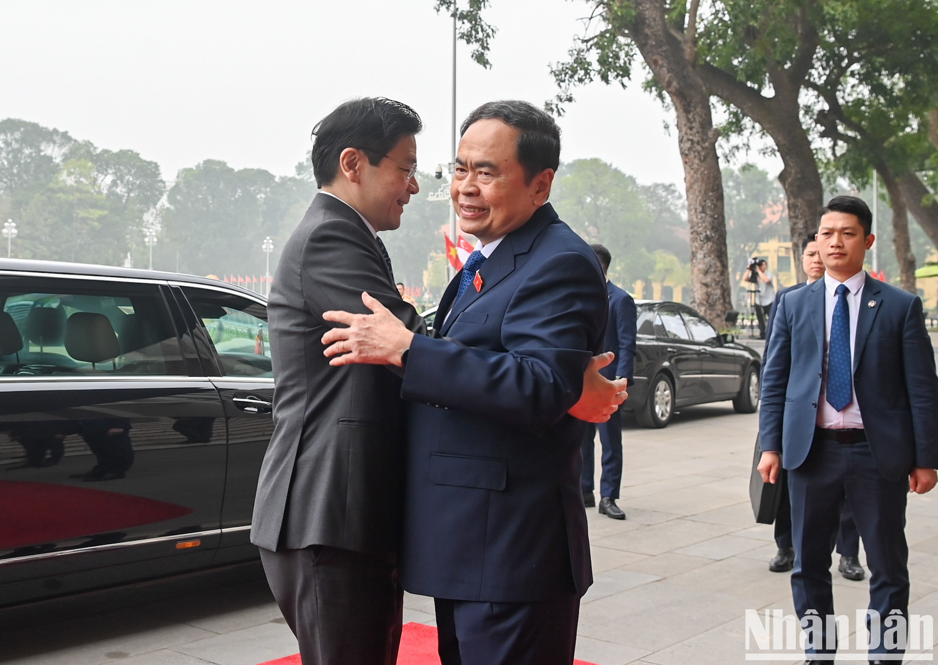 El máximo dirigentes legislativo de Vietnam recibe al premier singapurense.