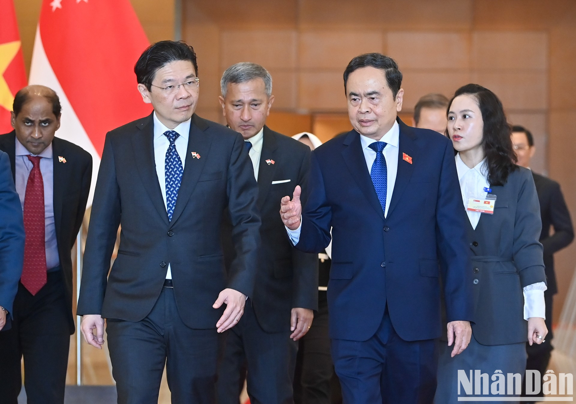 El máximo líder legislativo vietnamita conversa con el premier singapurense.