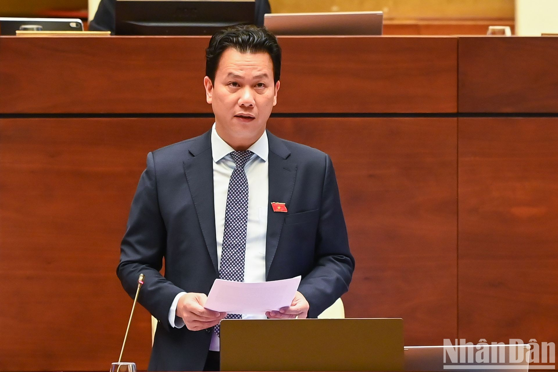 El ministro de Recursos Naturales y Medio Ambiente, Dang Quoc Khanh, habla antes de responder las preguntas de los delegados.