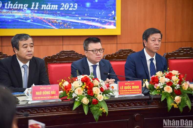 El taller pretende analizar la situación actual y los problemas a los que se enfrenta el periodismo en la transformación digital. Los delegados debaten y proponen orientaciones y soluciones para promover la transformación digital en el ámbito del periodismo y la publicación en Vietnam en el próximo periodo.(Foto: NHAT QUANG).