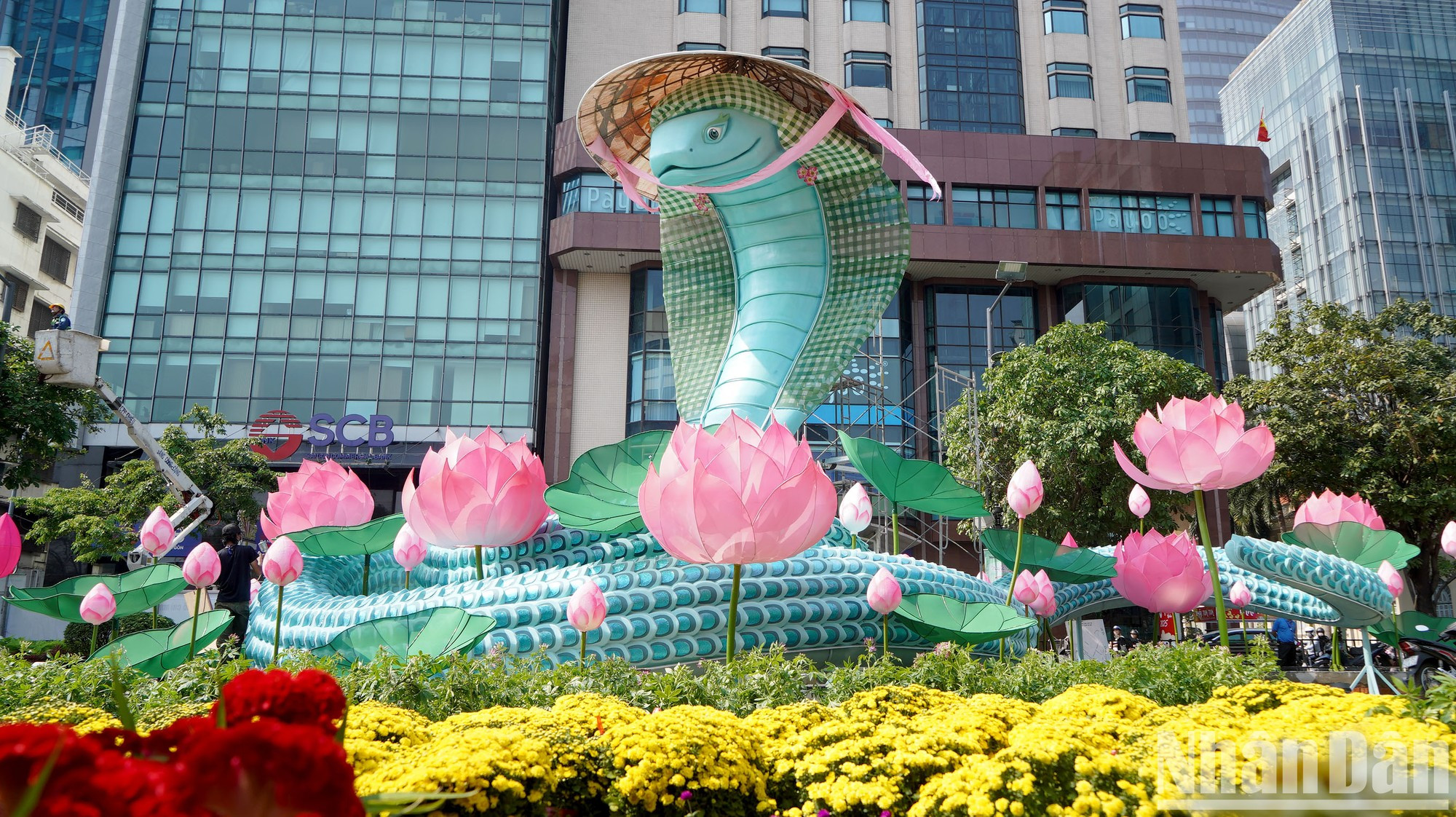 Las serpientes están decoradas con motivos de brocado colorido que resaltan el amor a la Patria. Las serpientes están decoradas con motivos de brocado colorido que resaltan el amor a la Patria.