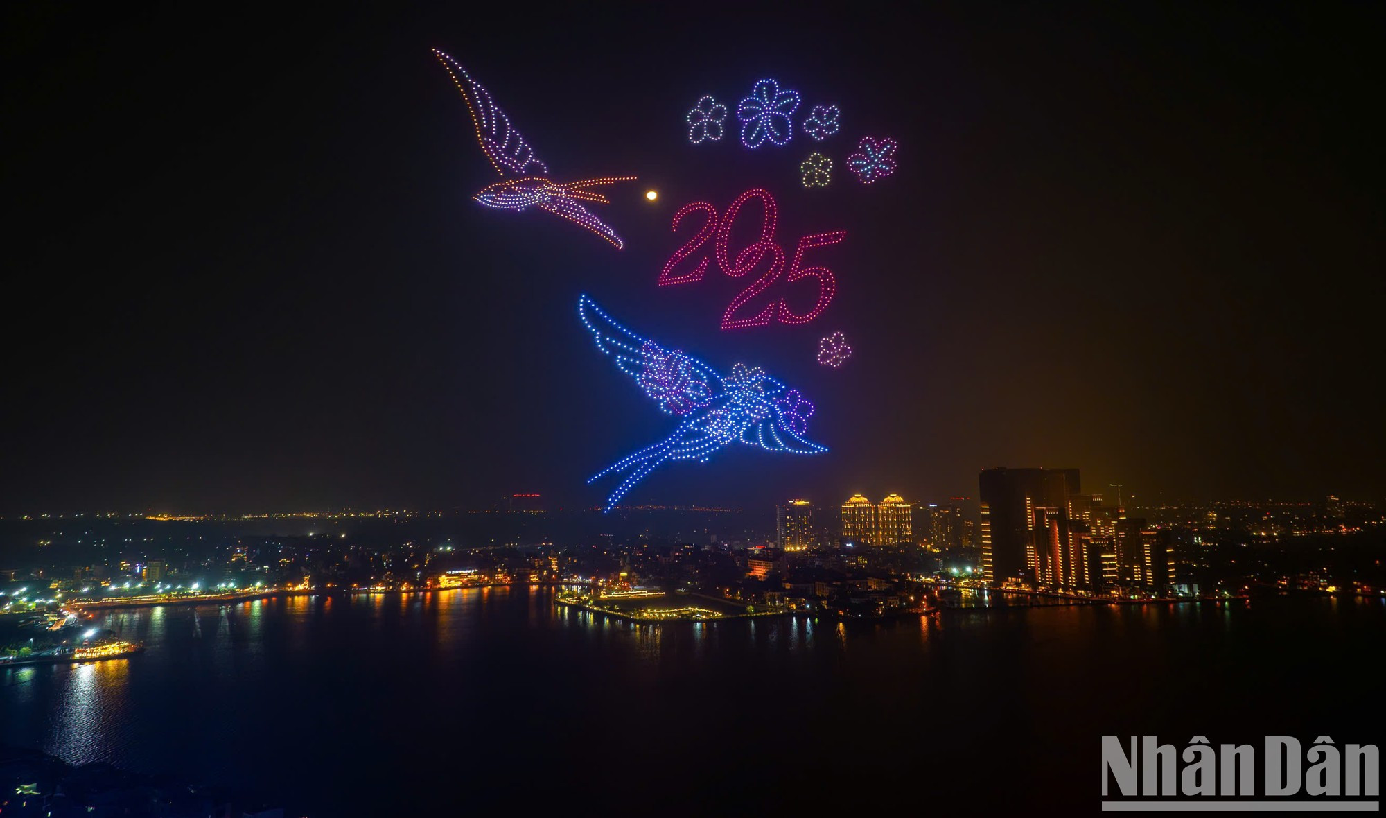 En el cielo, la iluminación de los drones de 2025 forma patrones que simbolizan los deseos de paz y fe para el nuevo año 2025. En el cielo, la iluminación de los drones de 2025 forma patrones que simbolizan los deseos de paz y fe para el nuevo año 2025.