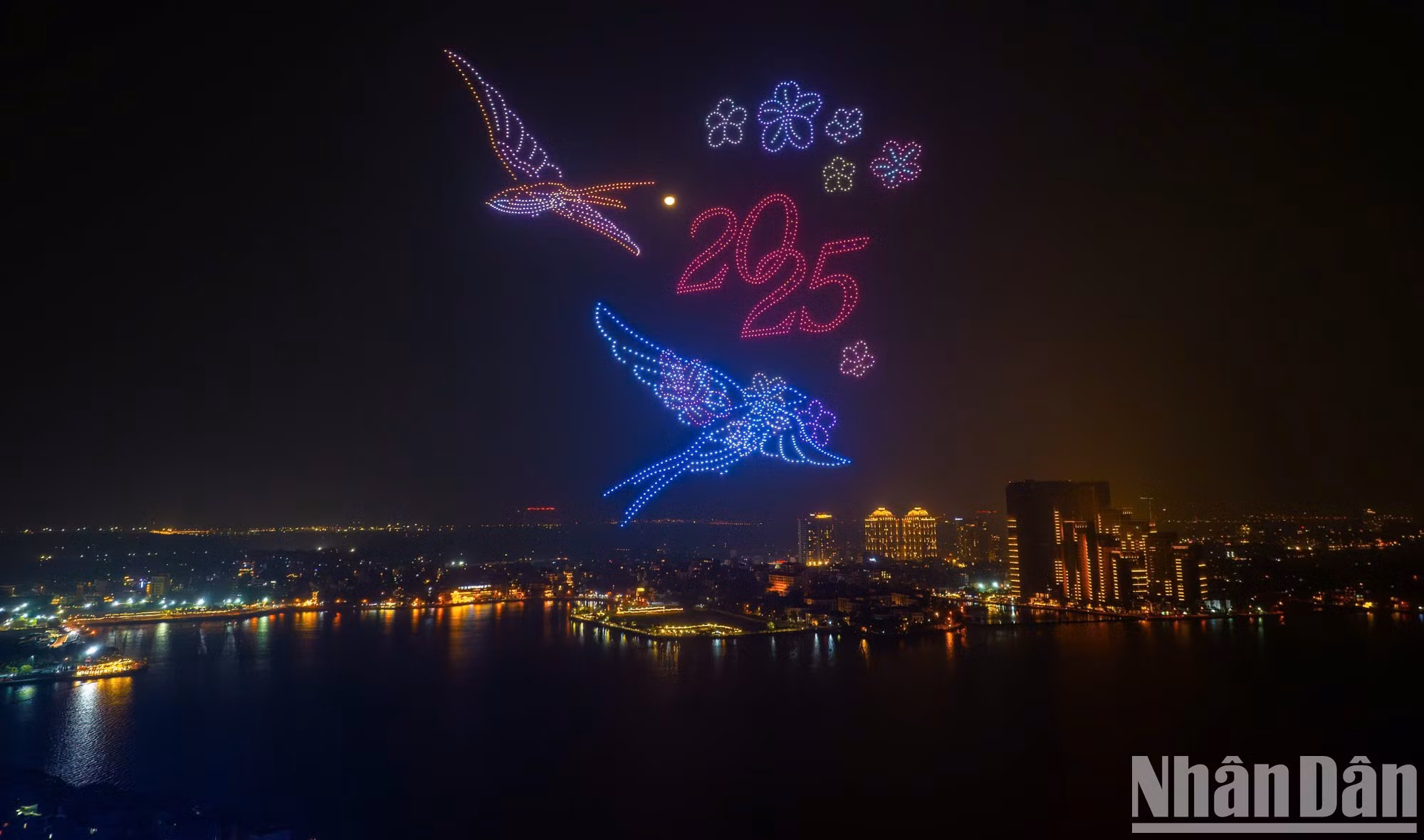 En el cielo, la iluminación de los drones de 2025 forma patrones que simbolizan los deseos de paz y fe para el nuevo año 2025.