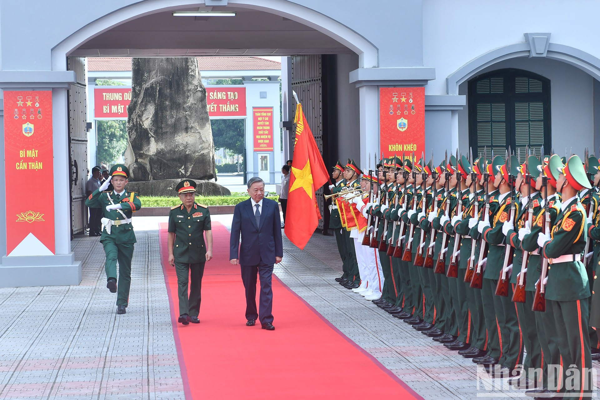 El líder vietnamita pasa revista a la guardia de honor. El líder vietnamita pasa revista a la guardia de honor.
