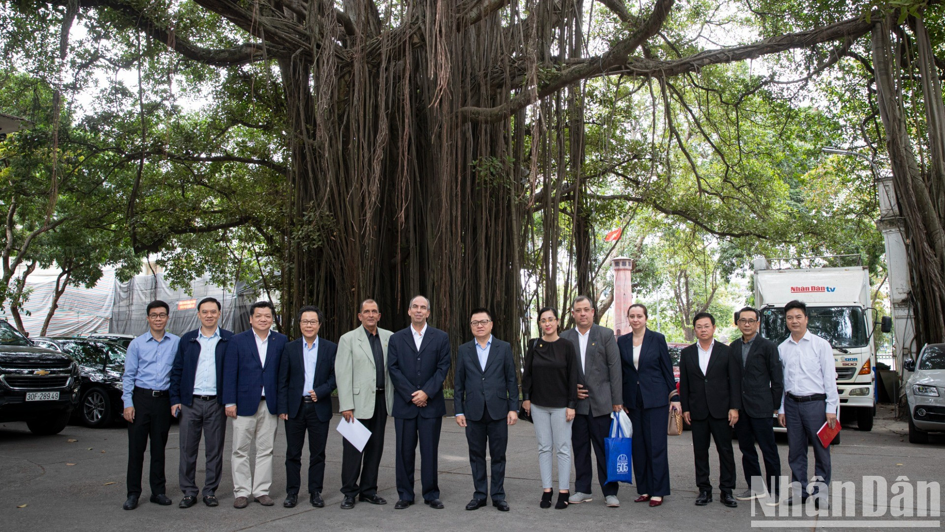 Los delegados del simposio posan junto al emblemático árbol baniano del recinto de Nhan Dan. Los delegados del simposio posan junto al emblemático árbol baniano del recinto de Nhan Dan.