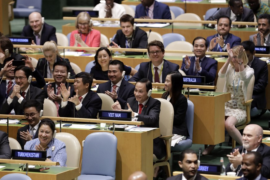 La alegría de los miembros de la delegación vietnamita cuando el país fue elegido como miembro no permanente del Consejo de Seguridad de la ONU para el período 2020-2021 con un número casi absoluto de votos (junio de 2019). (Foto: VNA) La alegría de los miembros de la delegación vietnamita cuando el país fue elegido como miembro no permanente del Consejo de Seguridad de la ONU para el período 2020-2021 con un número casi absoluto de votos (junio de 2019). (Foto: VNA)