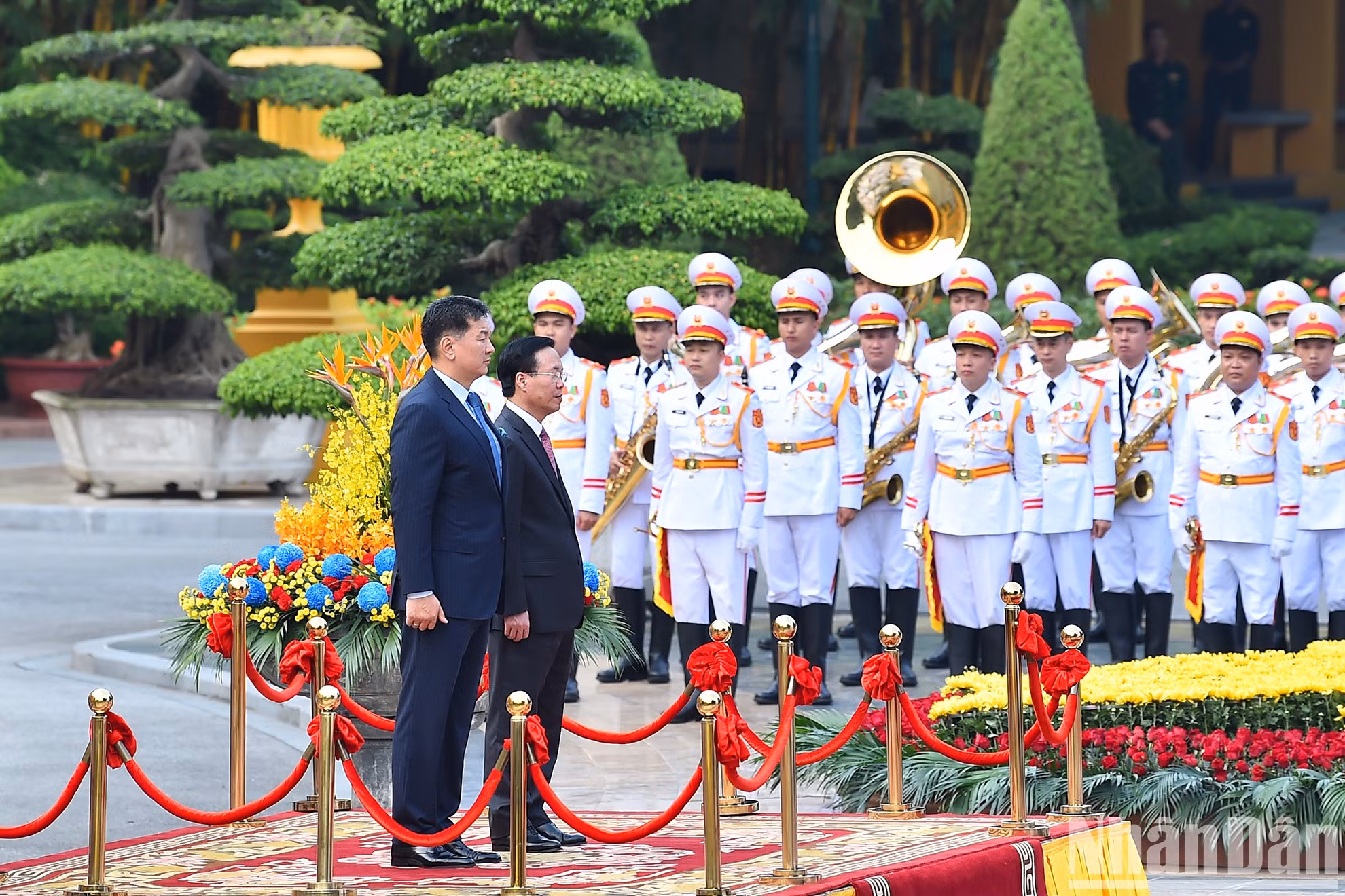 Ambos dirigentes se paran el podio de honor mientras se entonan los himnos nacionales de los dos países.