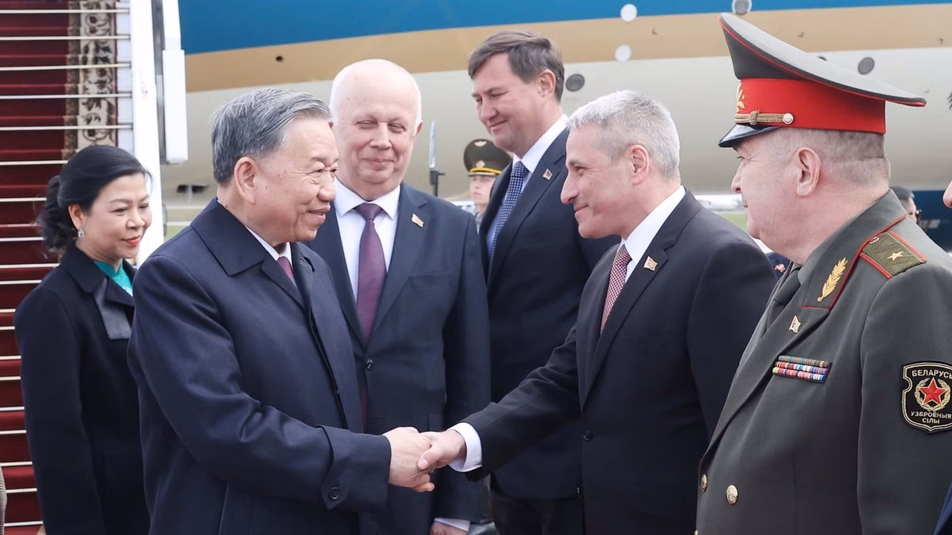 Funcionarios bielorrusos reciben al máximo dirigente partidista de Vietnam y su esposa.