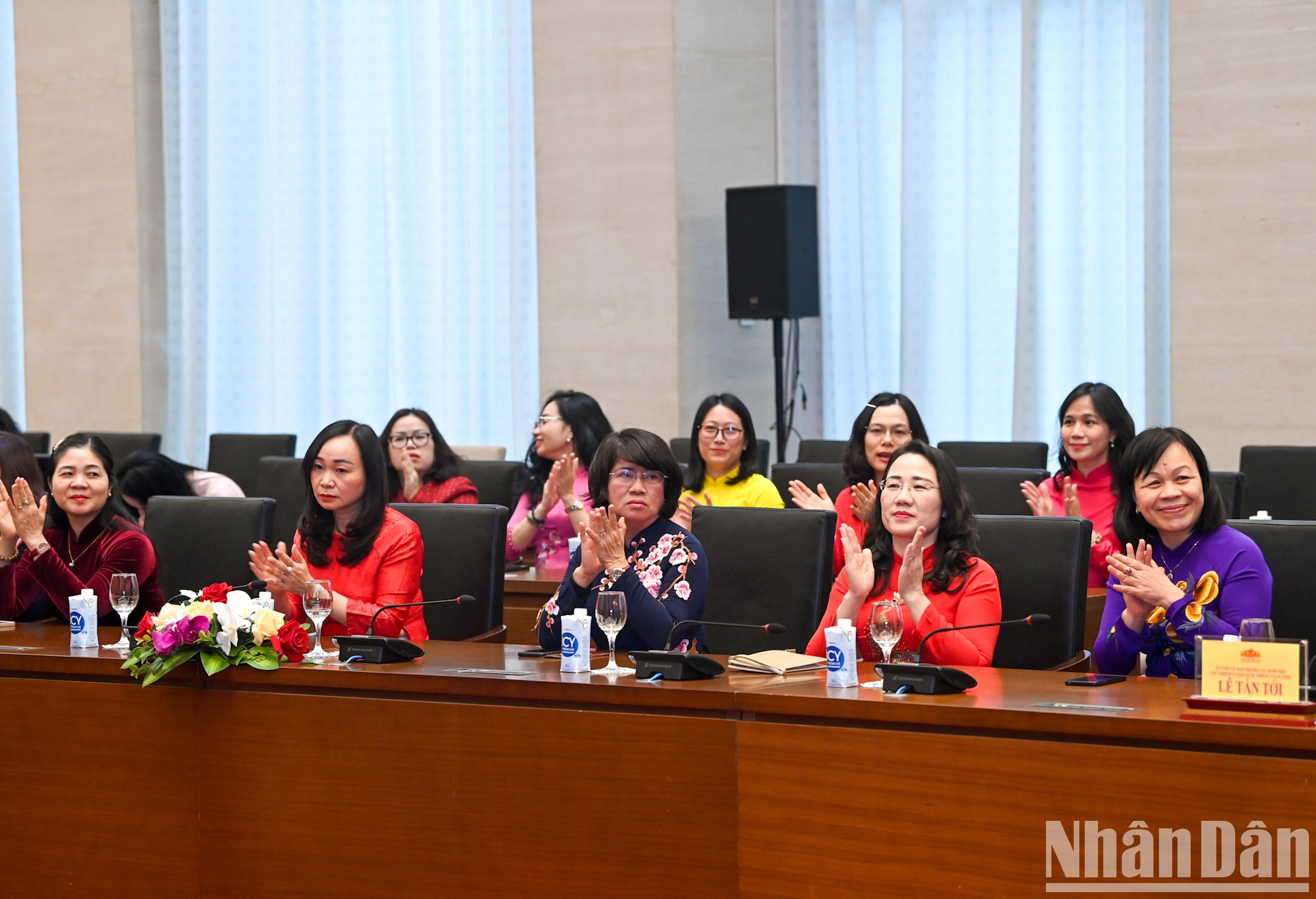 A la reunión asisten delegadas de la Asamblea Nacional a tiempo completo. A la reunión asisten delegadas de la Asamblea Nacional a tiempo completo.