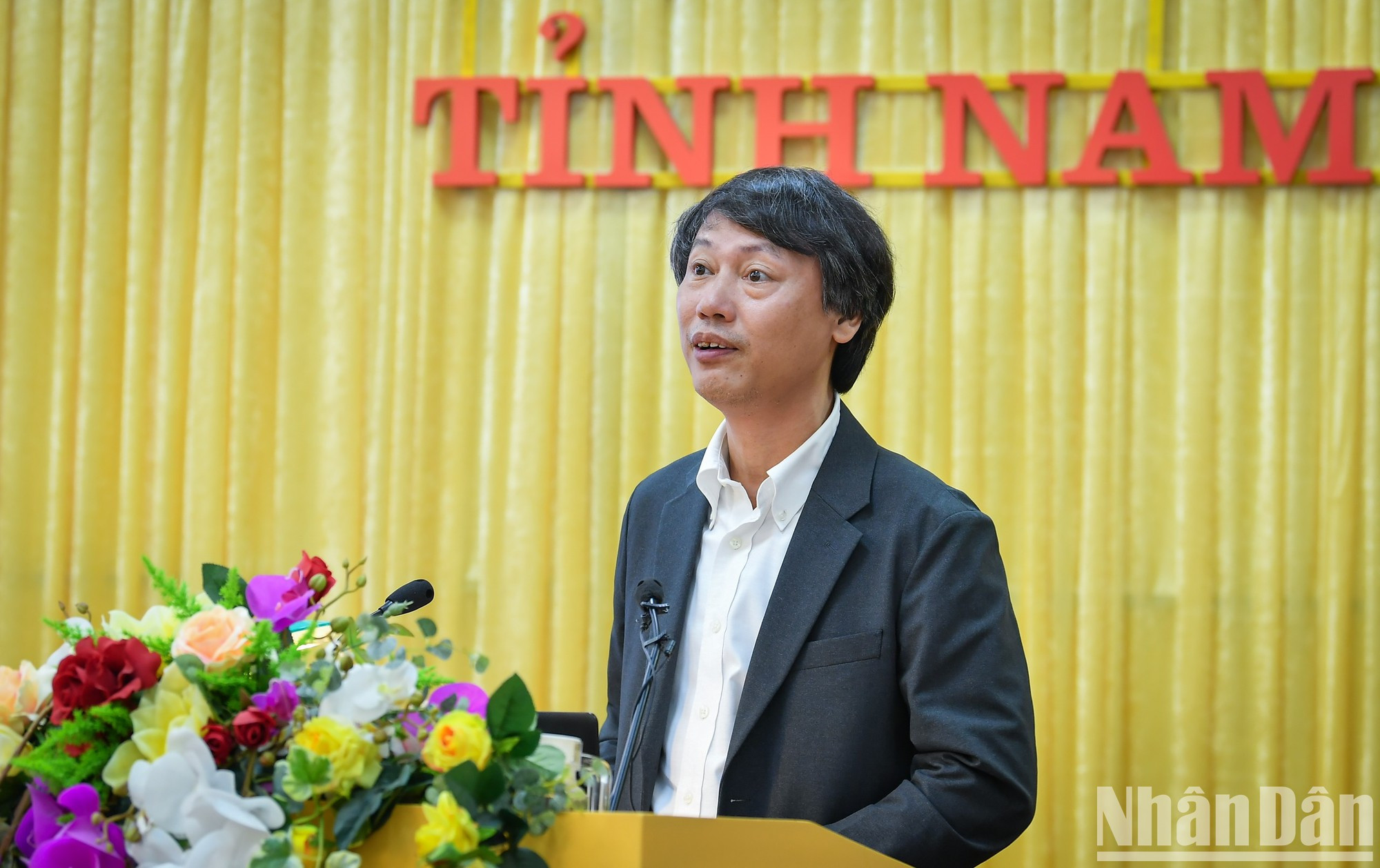 Hoang Van Hoan, Subdirector del Departamento de Escuelas Políticas de la Academia Nacional de Política de Ho Chi Minh, expone su ponencia sobre la necesidad y las condiciones del desarrollo económico ecológico. Hoang Van Hoan, Subdirector del Departamento de Escuelas Políticas de la Academia Nacional de Política de Ho Chi Minh, expone su ponencia sobre la necesidad y las condiciones del desarrollo económico ecológico.