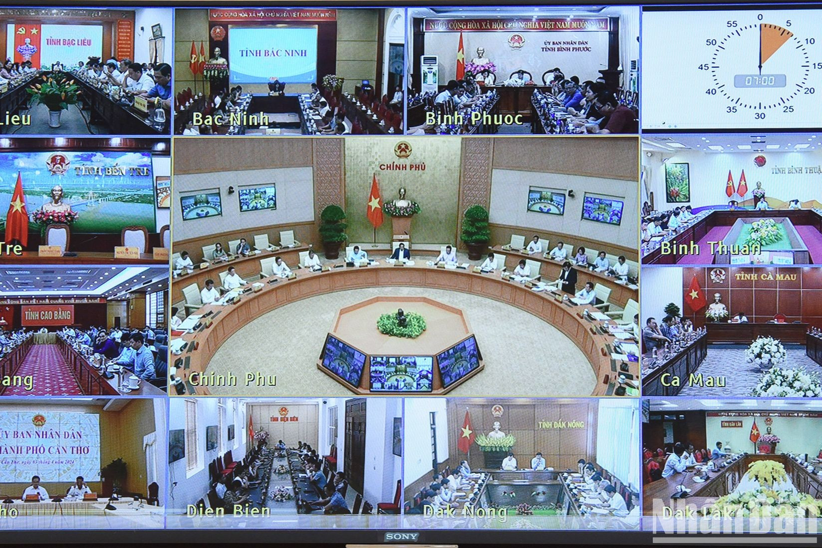 La conferencia se celebra de manera virtual en la Oficina del Gobierno, con conexiones a 63 provincias y ciudades.