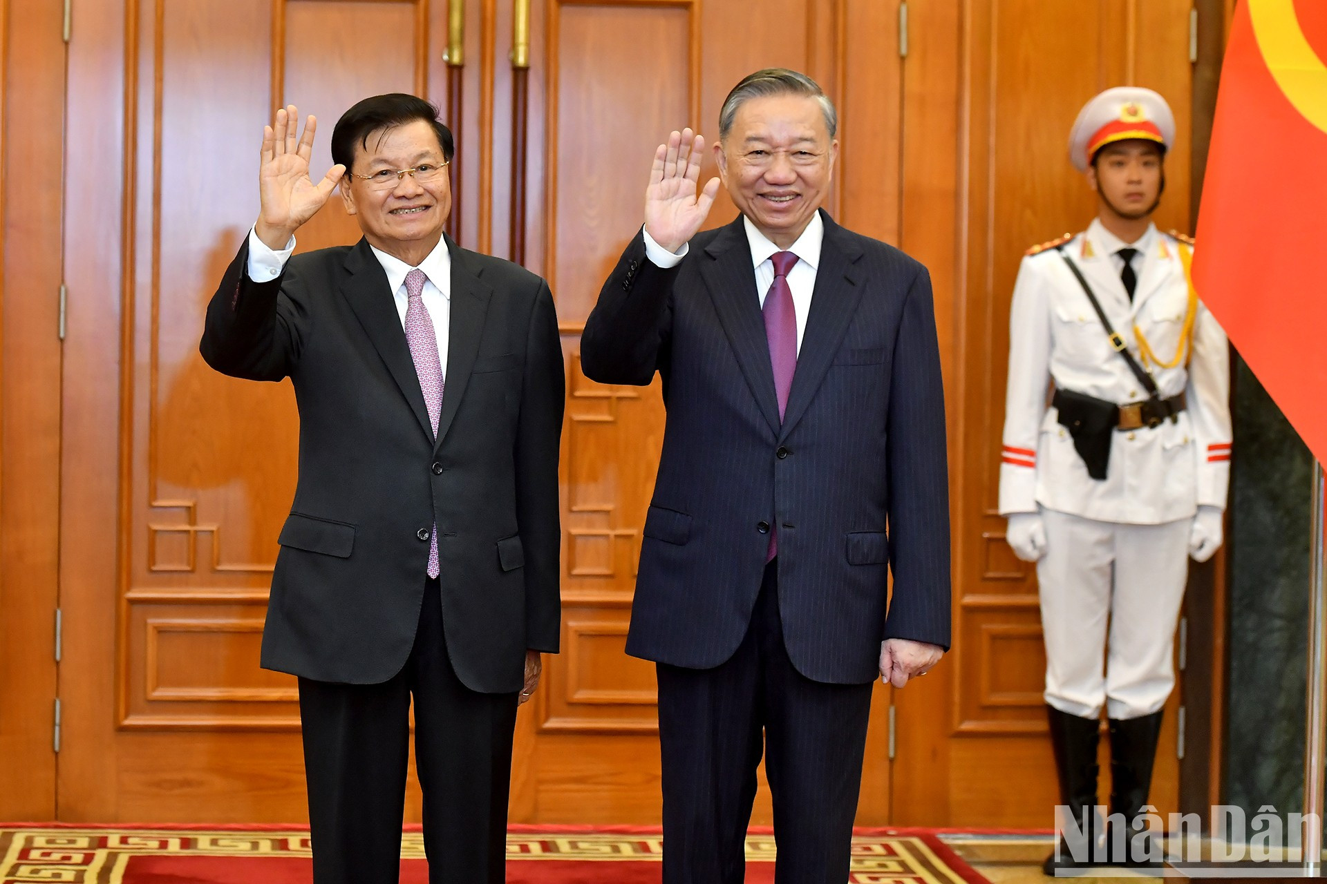 Ambos dirigentes de Vietnam y Laos toman una foto antes de empezar la reunión. Ambos dirigentes de Vietnam y Laos toman una foto antes de empezar la reunión.