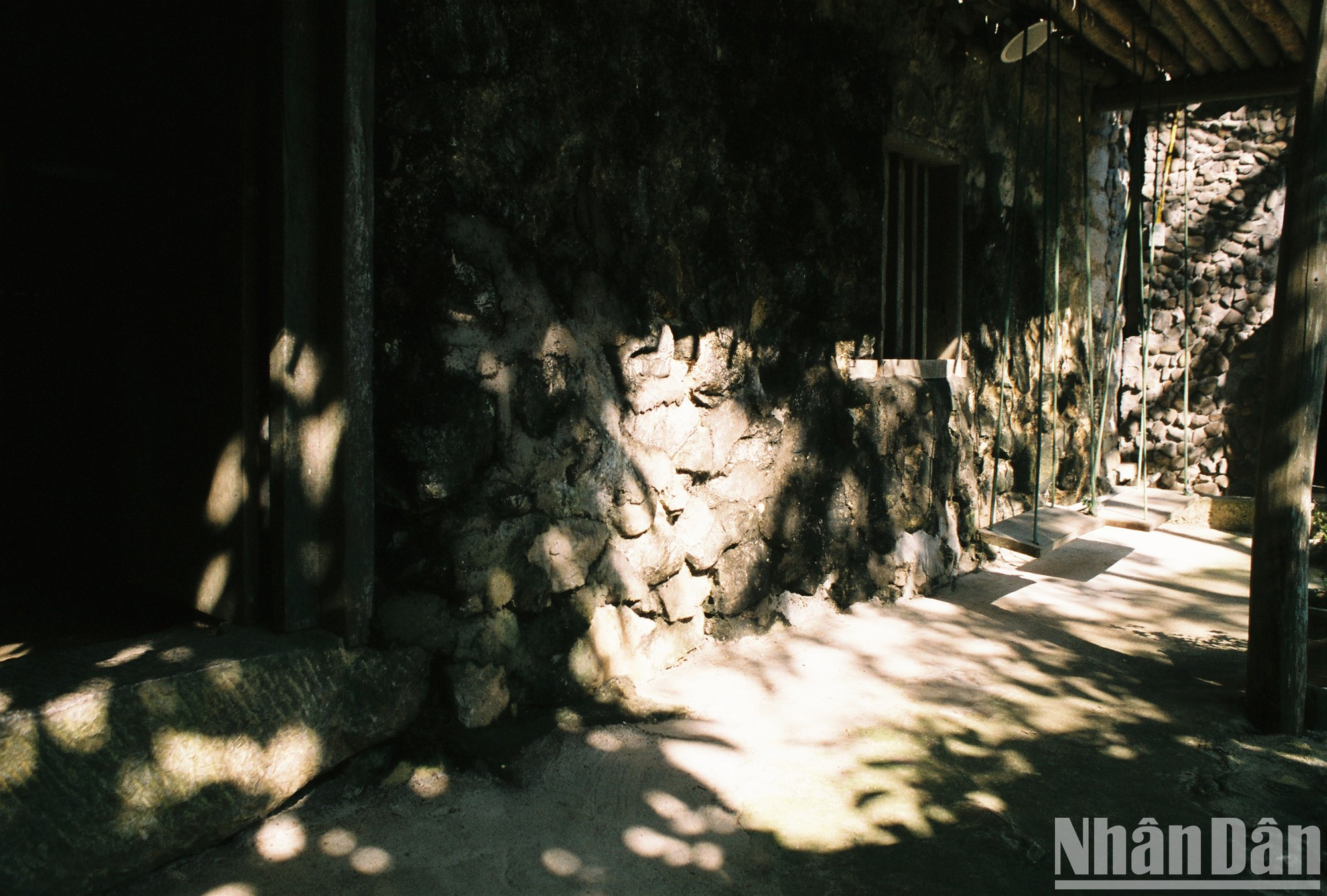 Con un ancho cercano a los 40 centímetros, las paredes se fabrican con una mezcla de piedra caliza y arena.