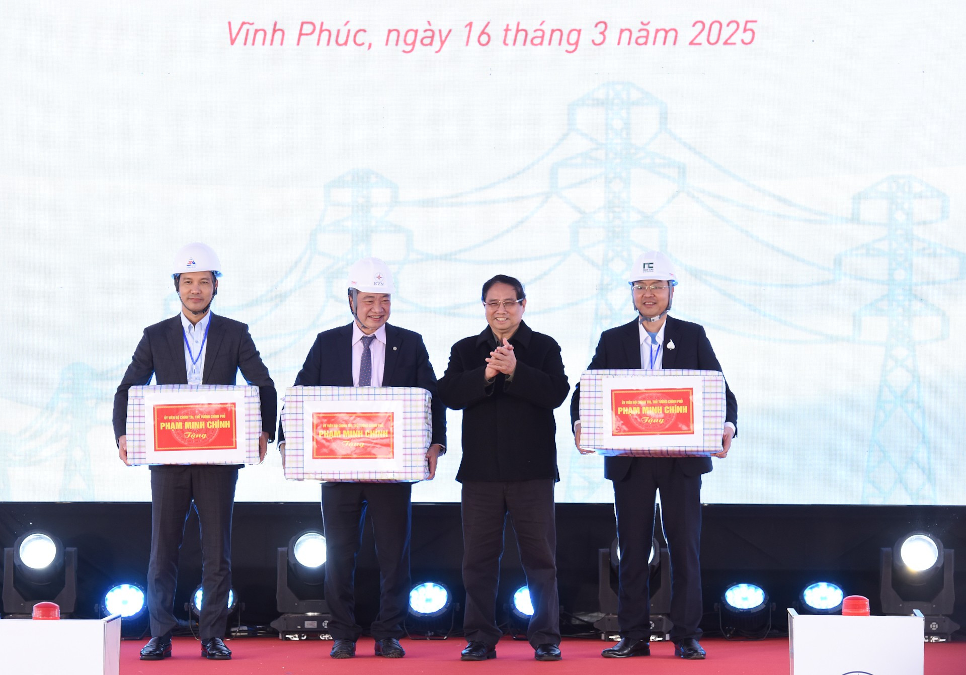 El primer ministro Pham Minh Chinh entrega obsequios a las unidades de construcción del proyecto de línea de transmisión eléctrica 500 kV Lao Cai-Vinh Yen.