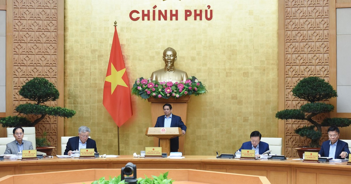 El primer ministro de Vietnam, Pham Minh Chinh, presidió hoy una reunión mensual sobre la elaboración de leyes en abril de 2025.